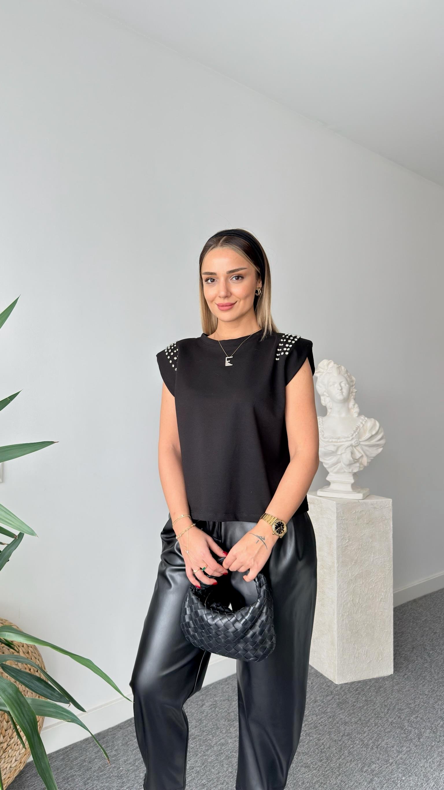 Nora Omuzu Taşlı Vatkalı Siyah Tshirt