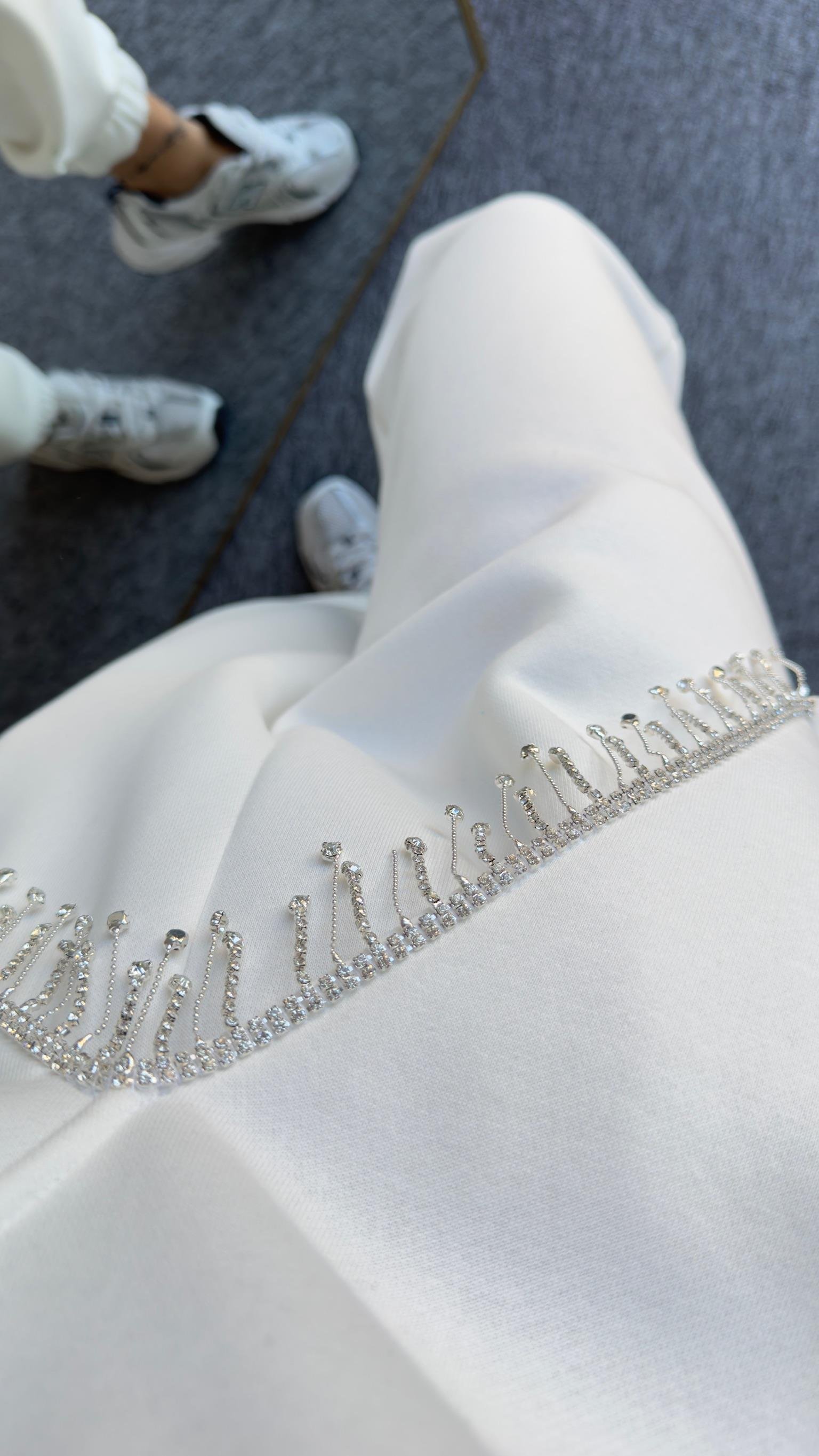 Beyaz V Taş Detaylı Sweatshirt