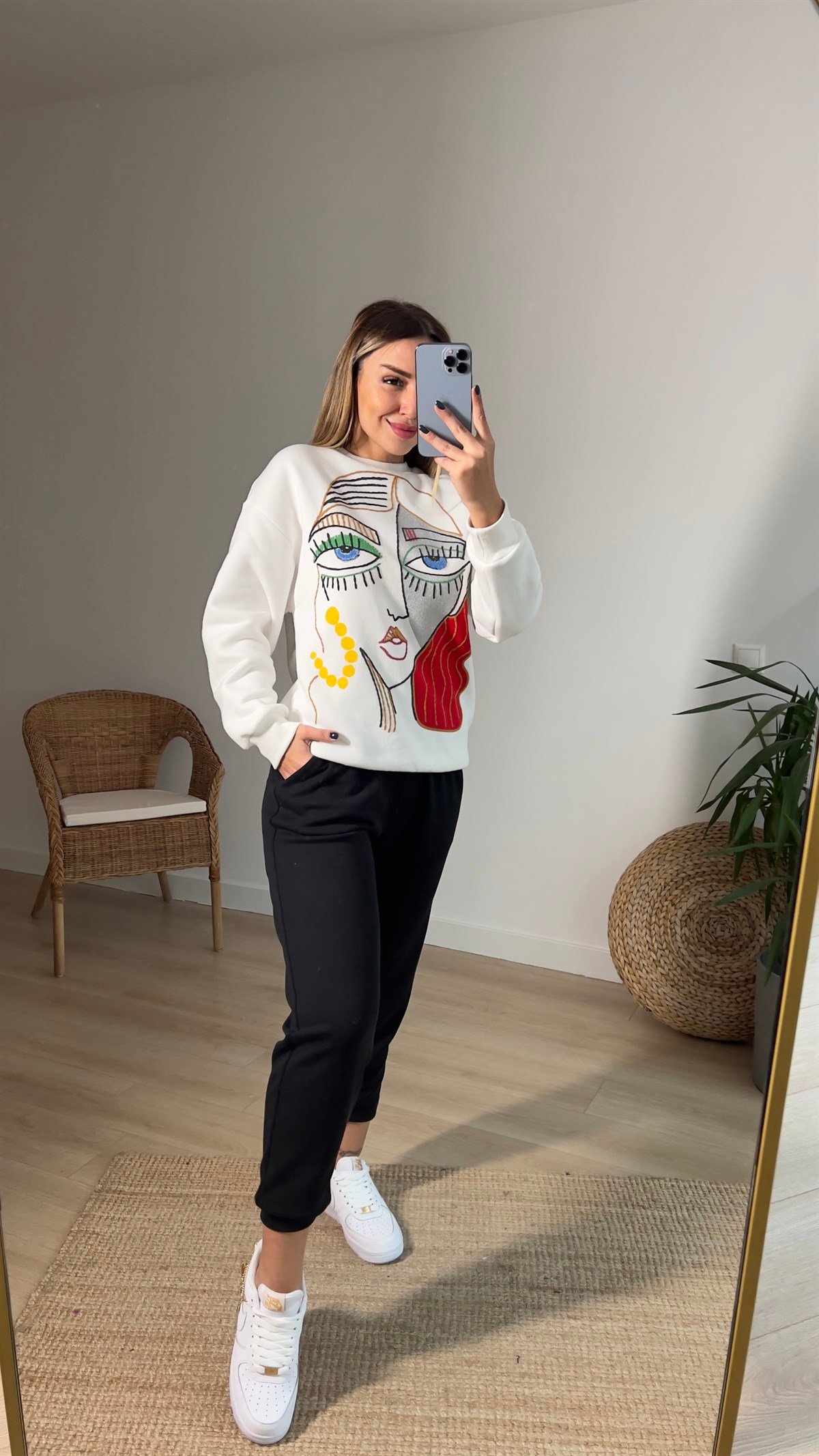 Renkli Yüz Baskı Beyaz Sweatshirt