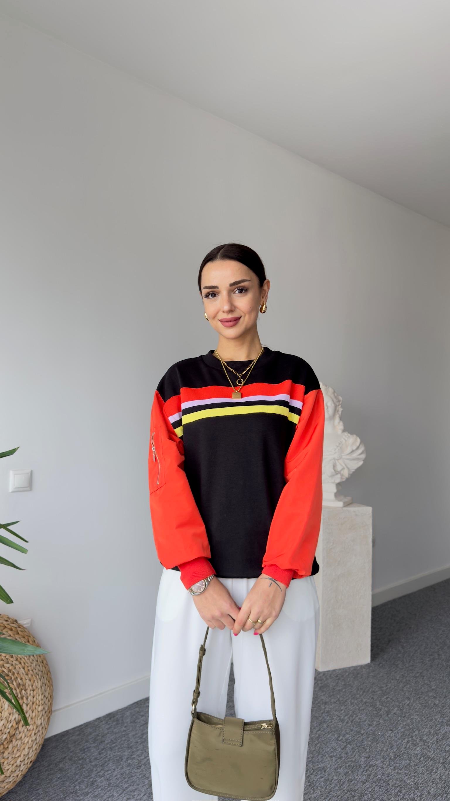 Kolu Kırmızı Paraşüt Detay Siyah Sweatshirt