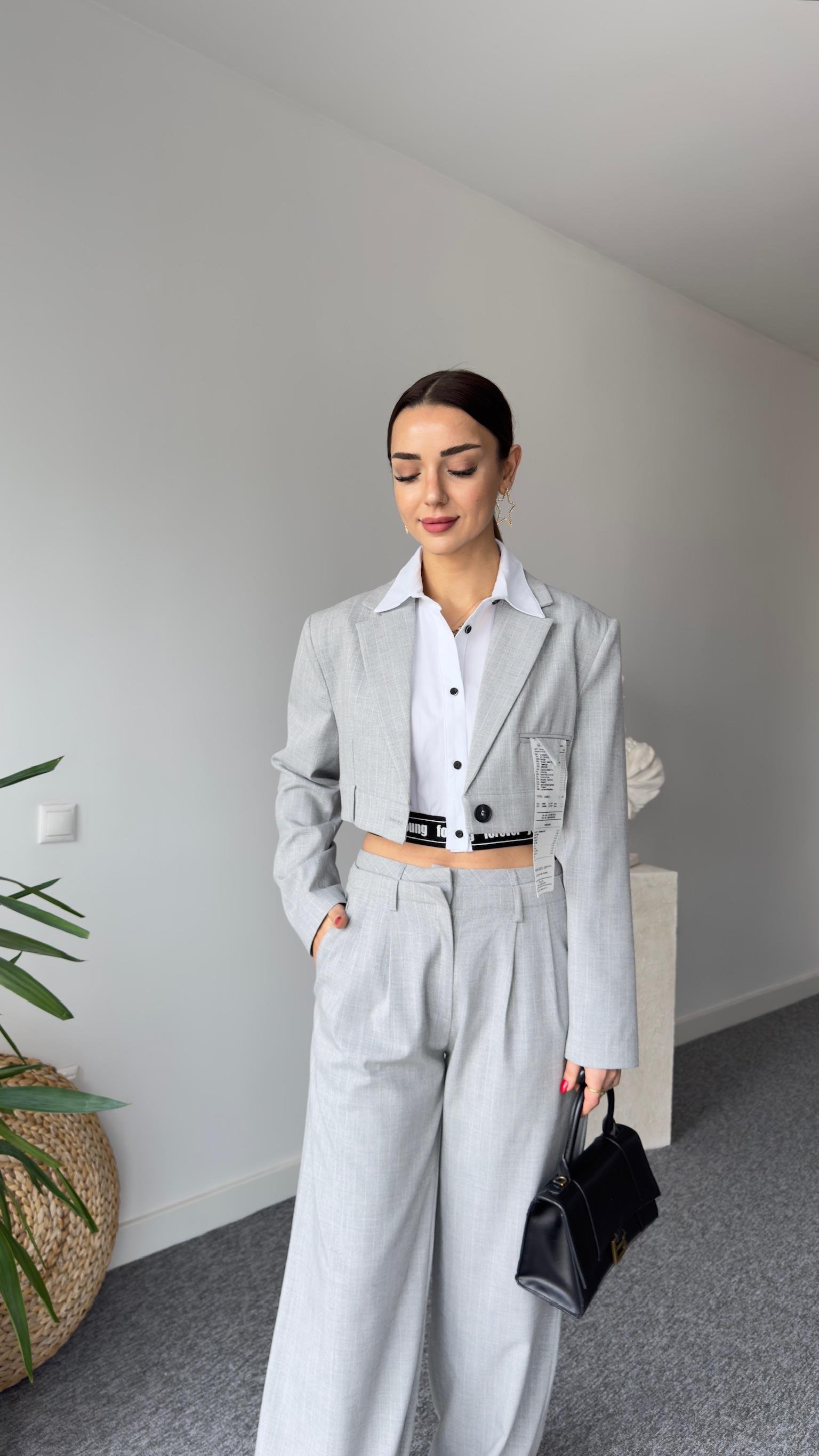 Etiket Detaylı Çizgili Gri Crop Blazer