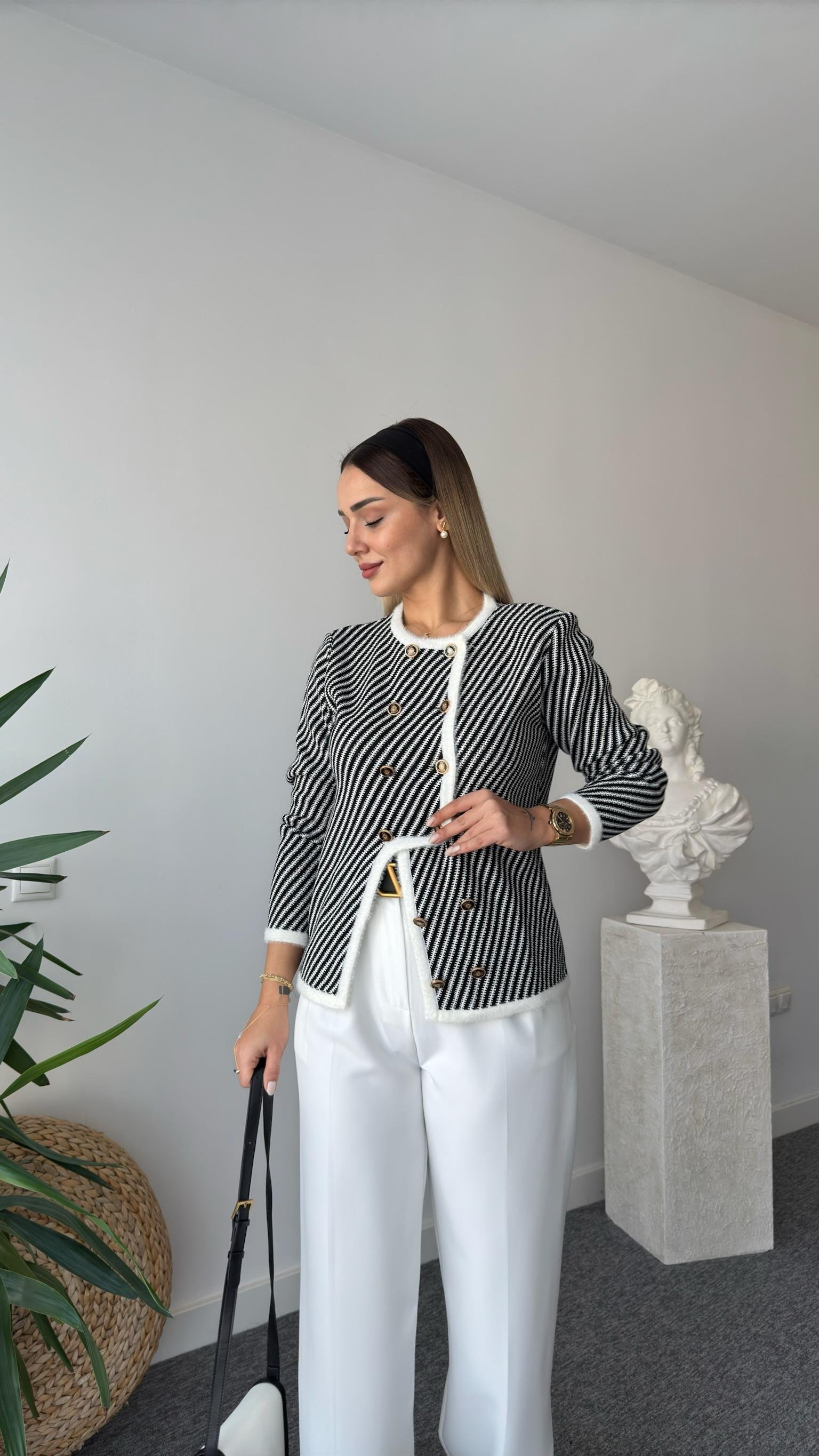 Çift Düğmeli Çizgili Siyah Massi Hırka