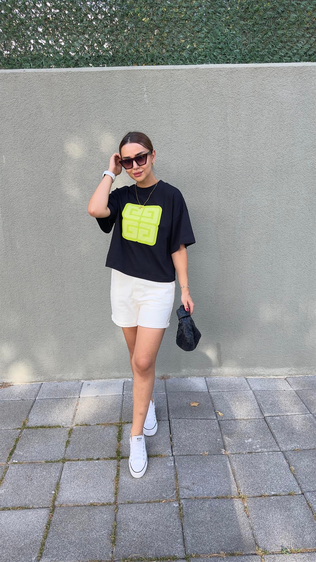 Yeşil Baskı Detaylı Siyah Tshirt