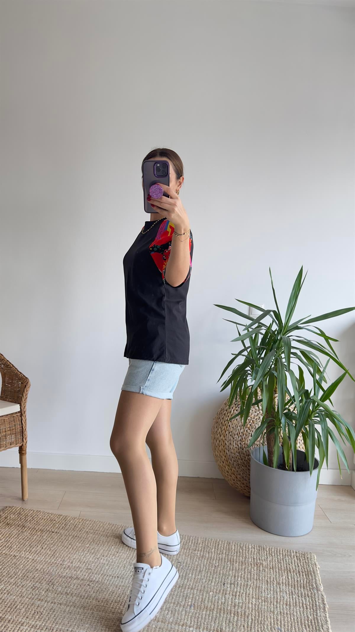 Kolları Renkli Siyah Tshirt