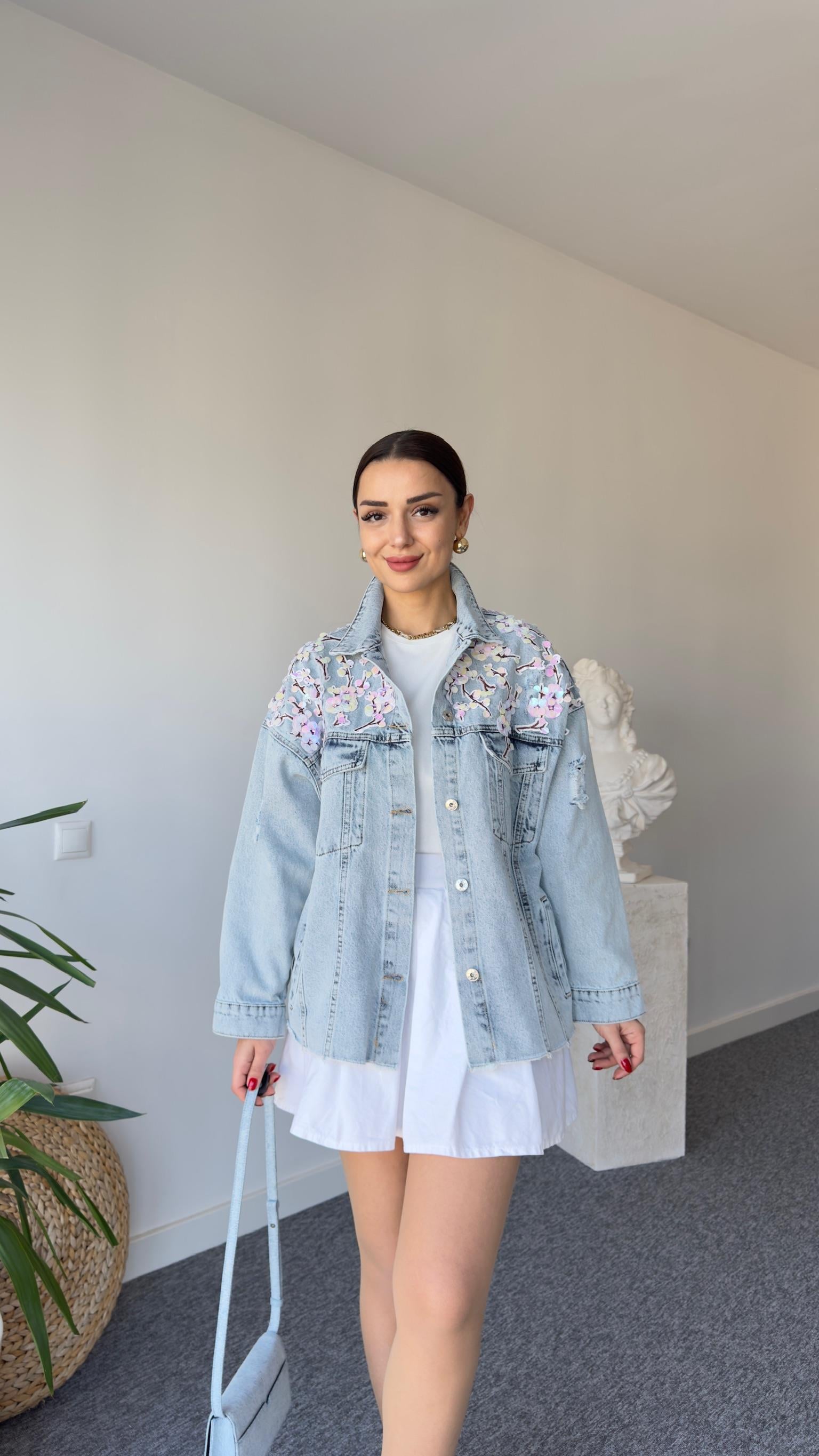 Omuzları Çiçek Aksesuarlı Jean Ceket