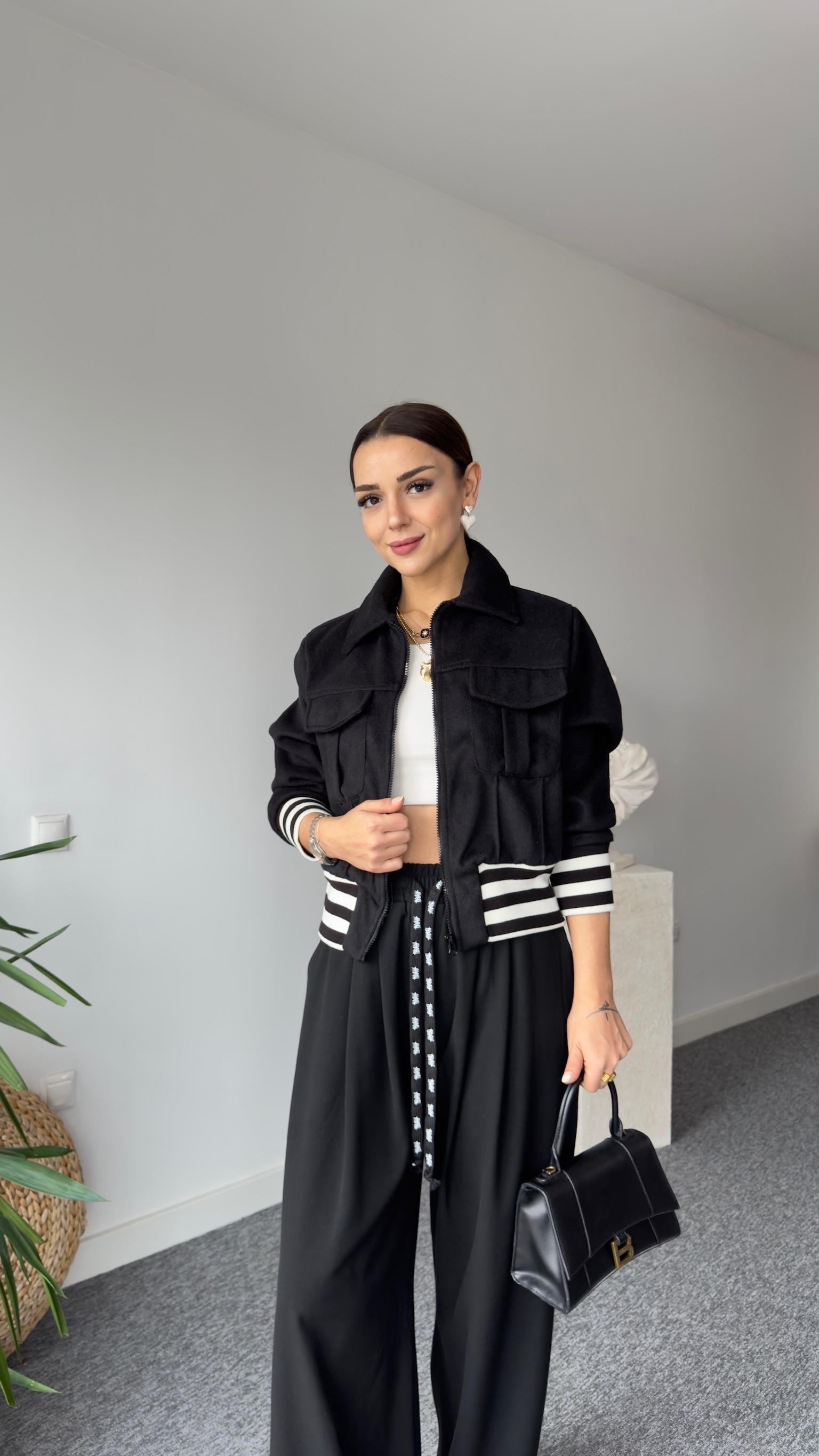 Beyaz Şerit Detaylı Siyah Kaşe Mont