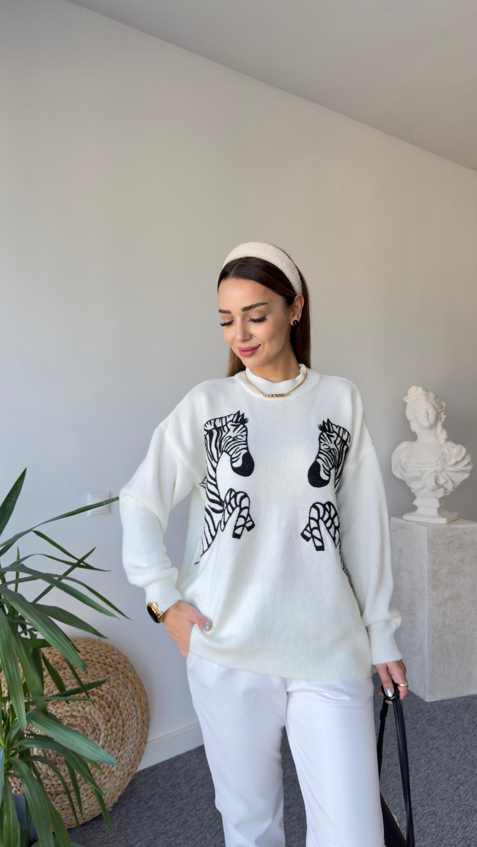 Numi Zebra İşlemeli Beyaz Kazak