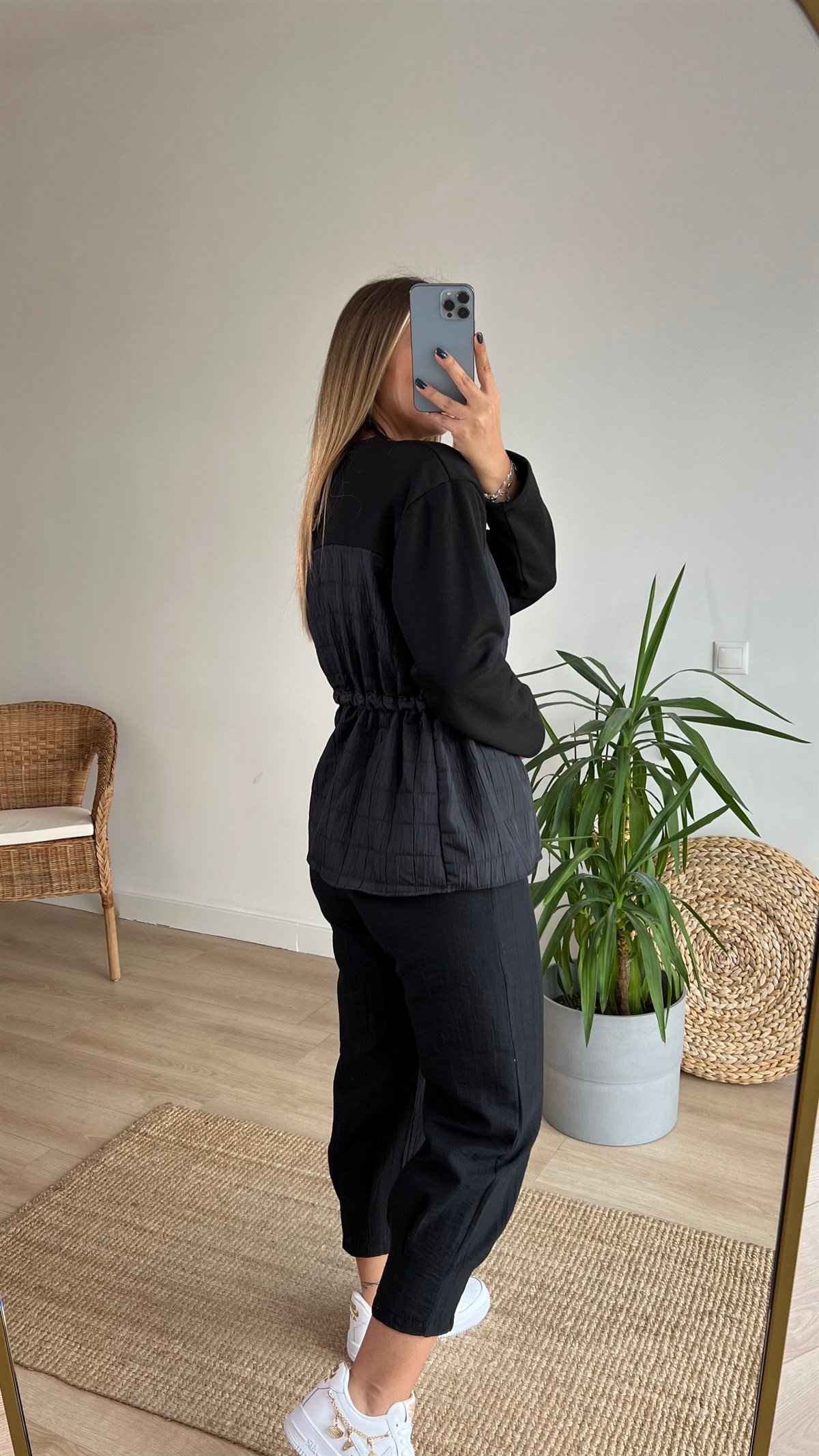 Kapitone Detaylı Siyah Sweatshirt