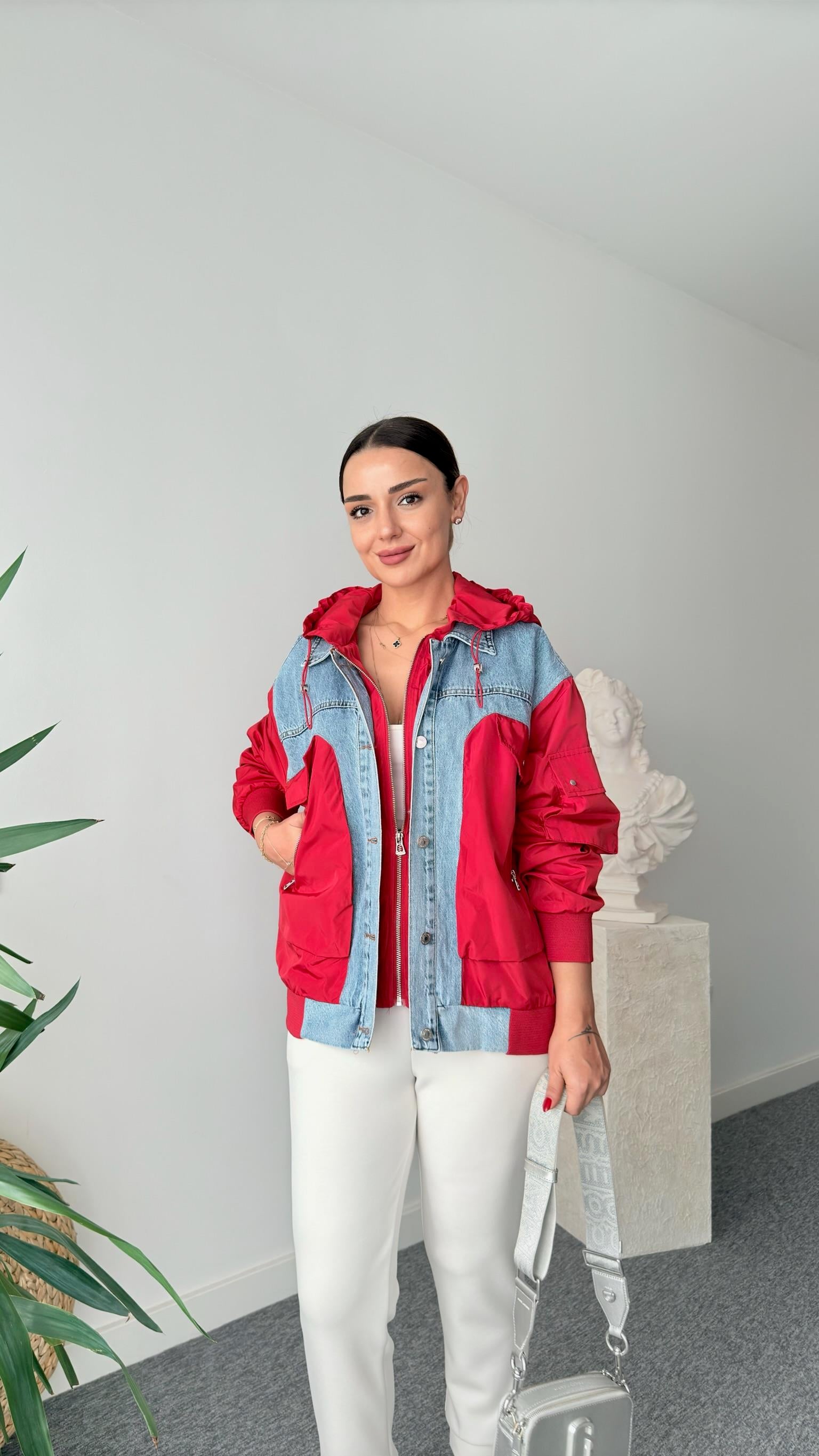 Kırmızı Paraşüt Detaylı Mavi Jean Ceket