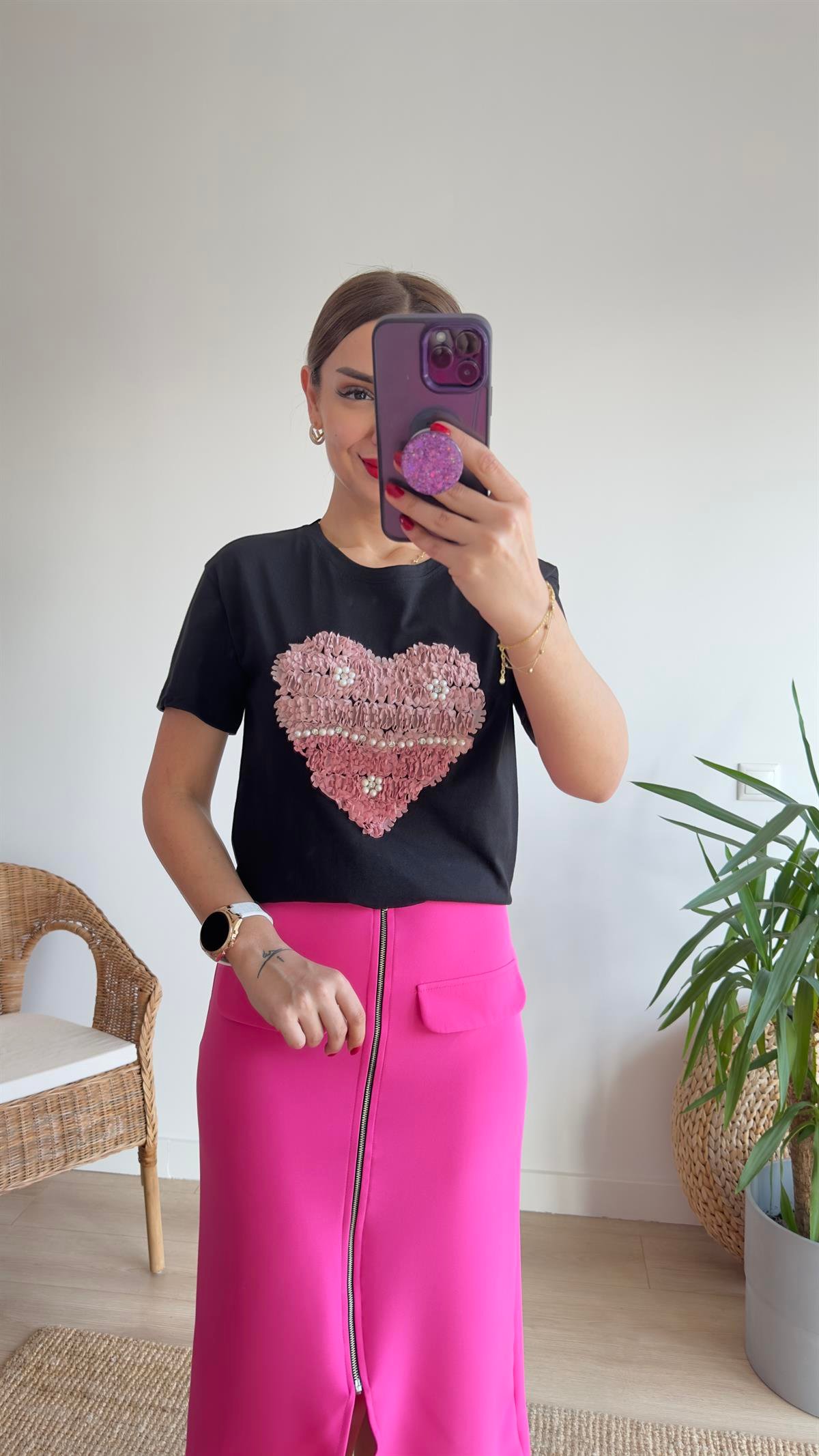 Kabartma Kalp Detaylı Siyah Tshirt