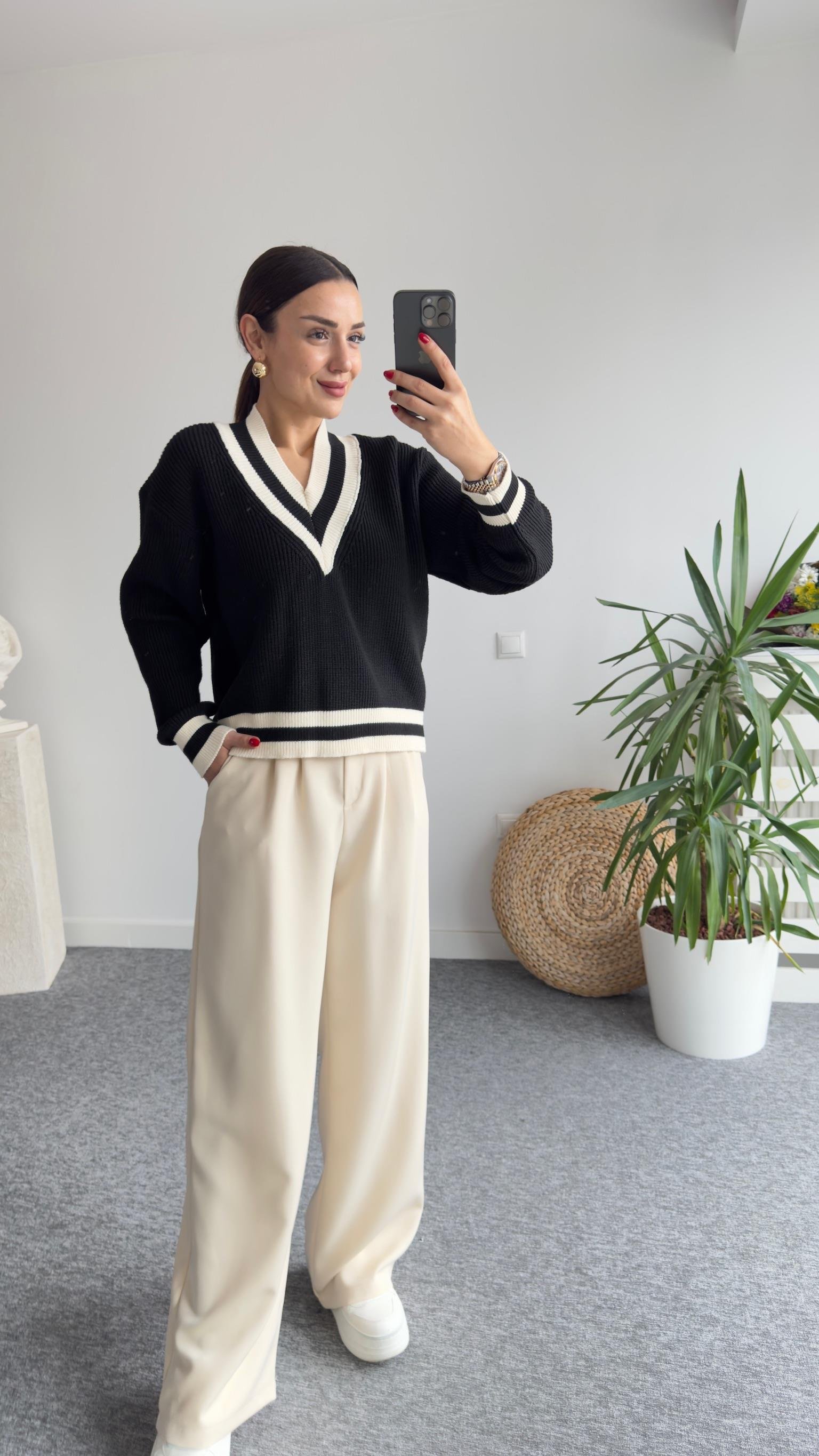 Beyaz Şerit Detaylı V Yaka Kazak