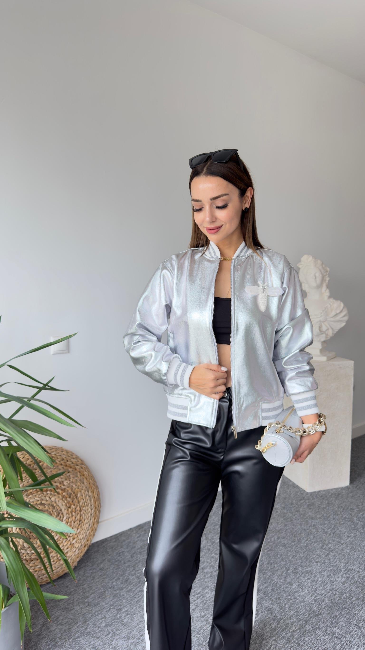 Broş Detaylı Gümüş Bomber Ceket