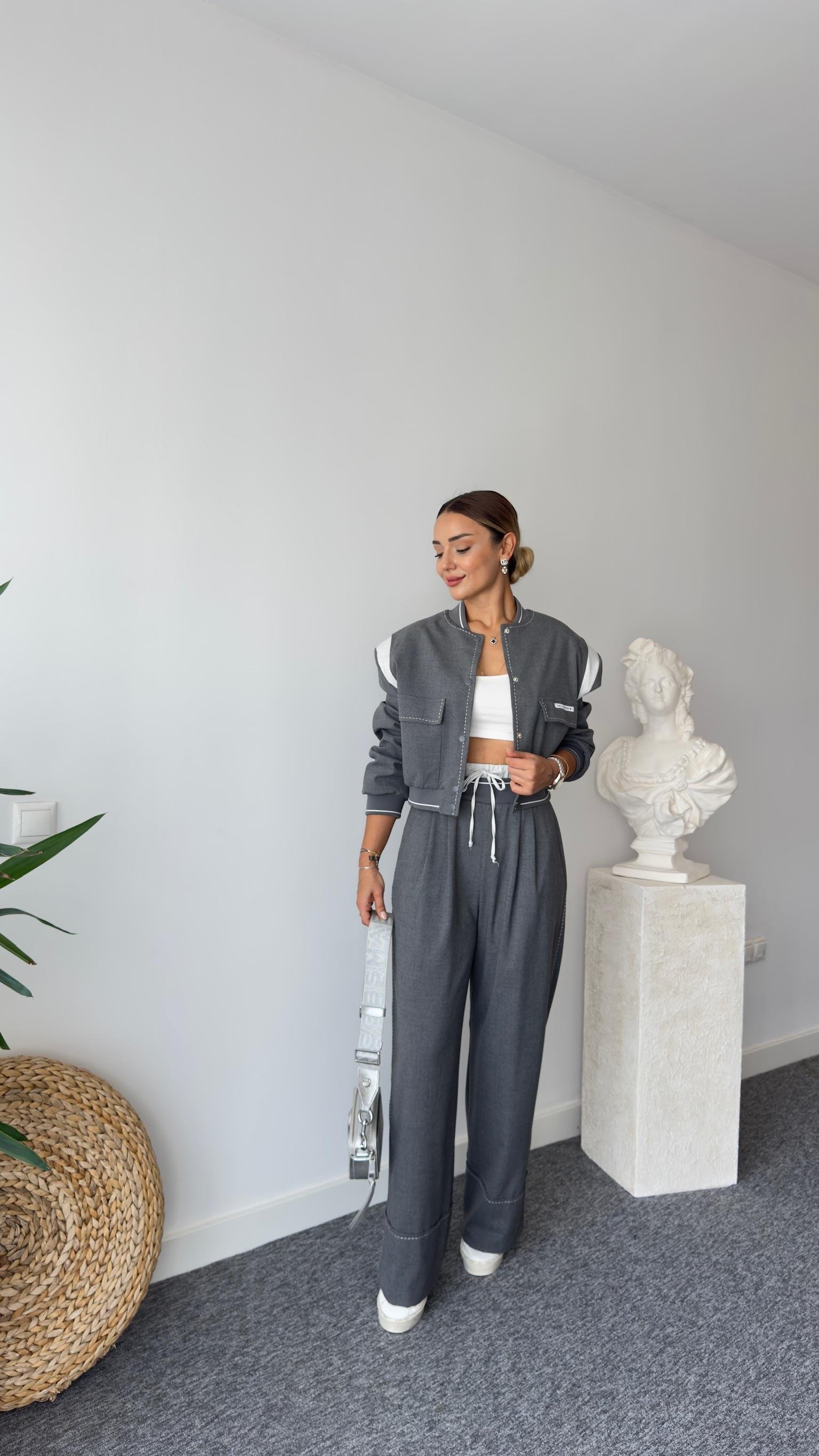 Beyaz Dikiş Detaylı Bomber Ceket