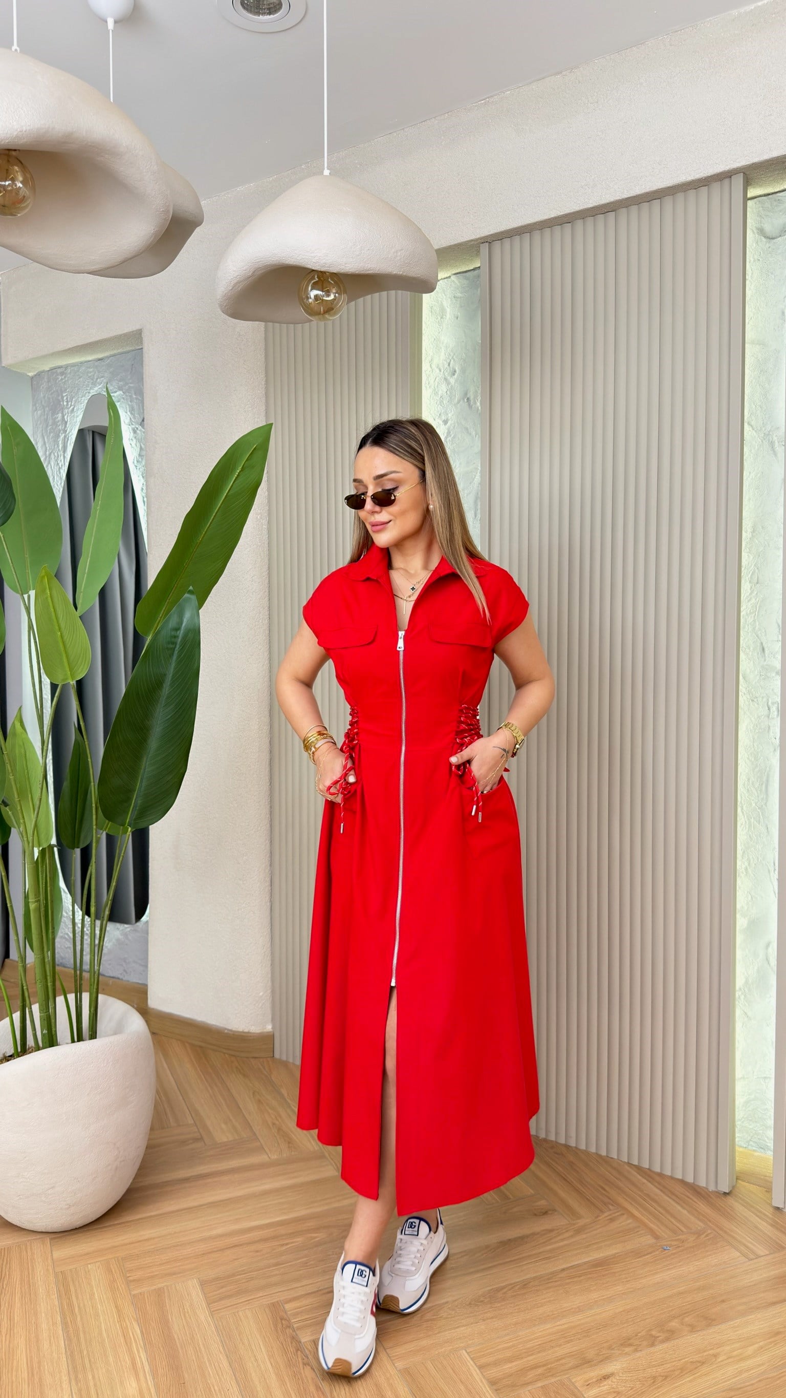 Kırmızı Yan Bağcık Detaylı Marka Model Elbise 