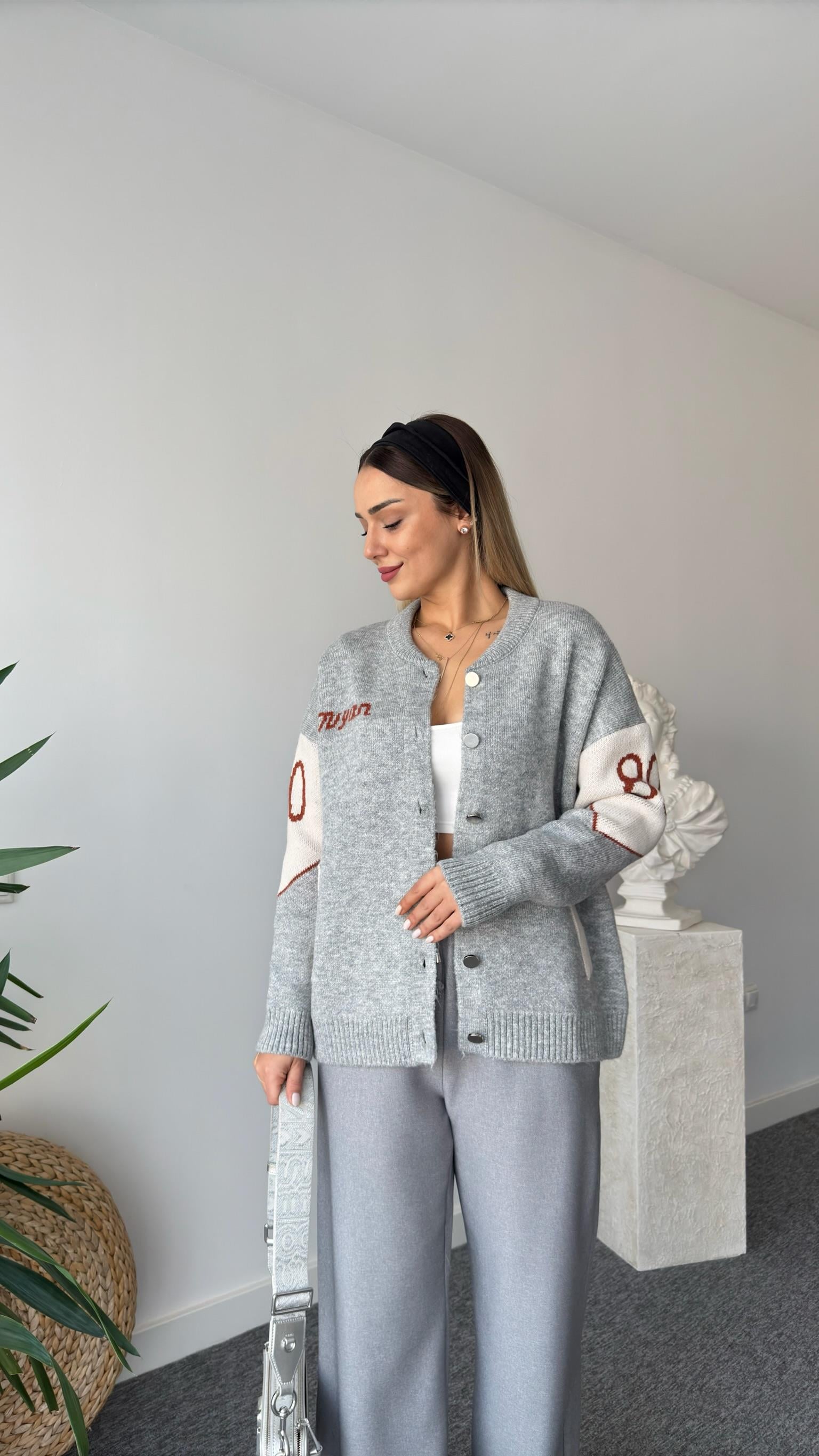 Joanin Yazı Detaylı Gri Triko Hırka