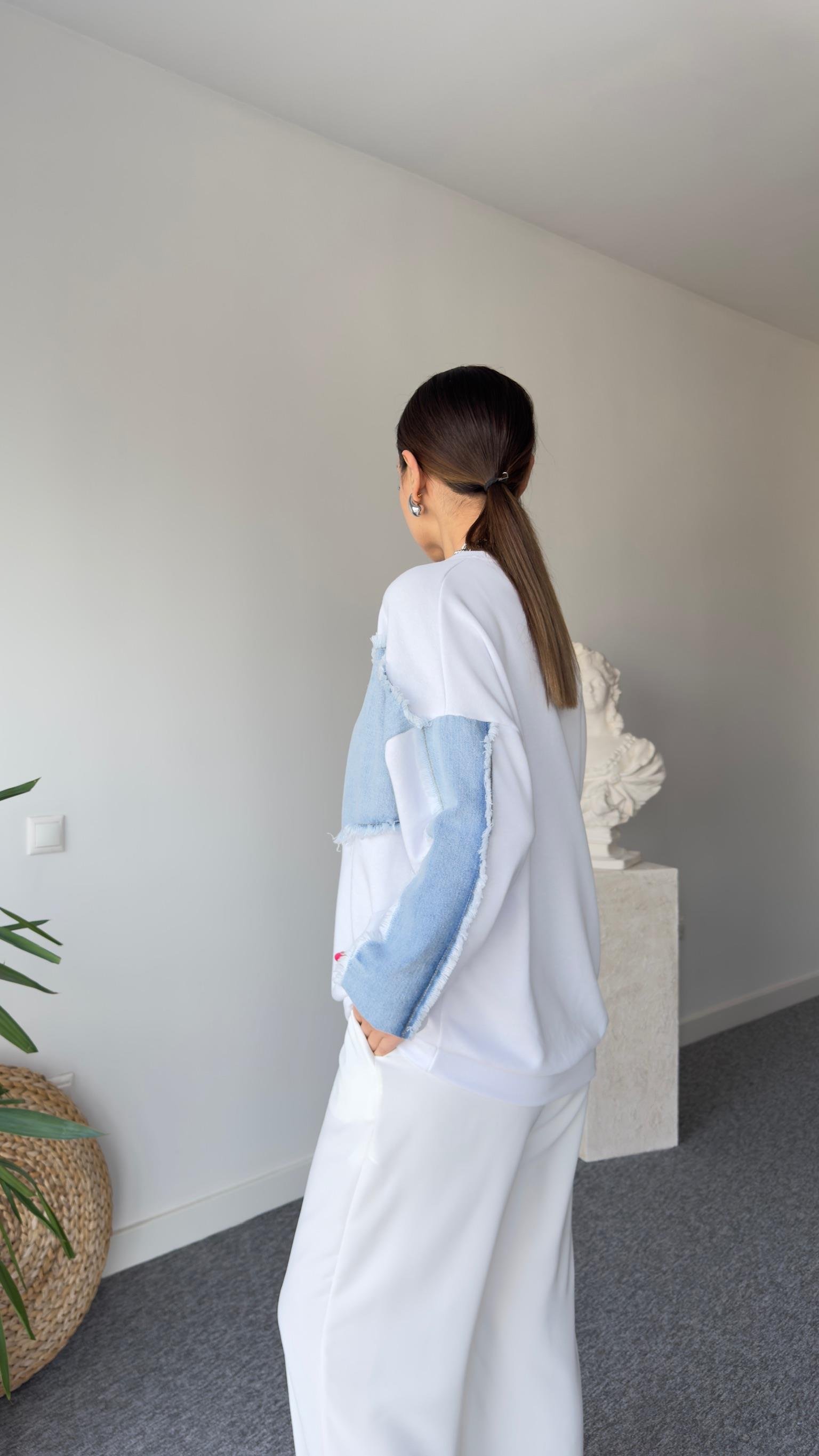 Moren Asimetrik Kotlu Beyaz Sweatshirt