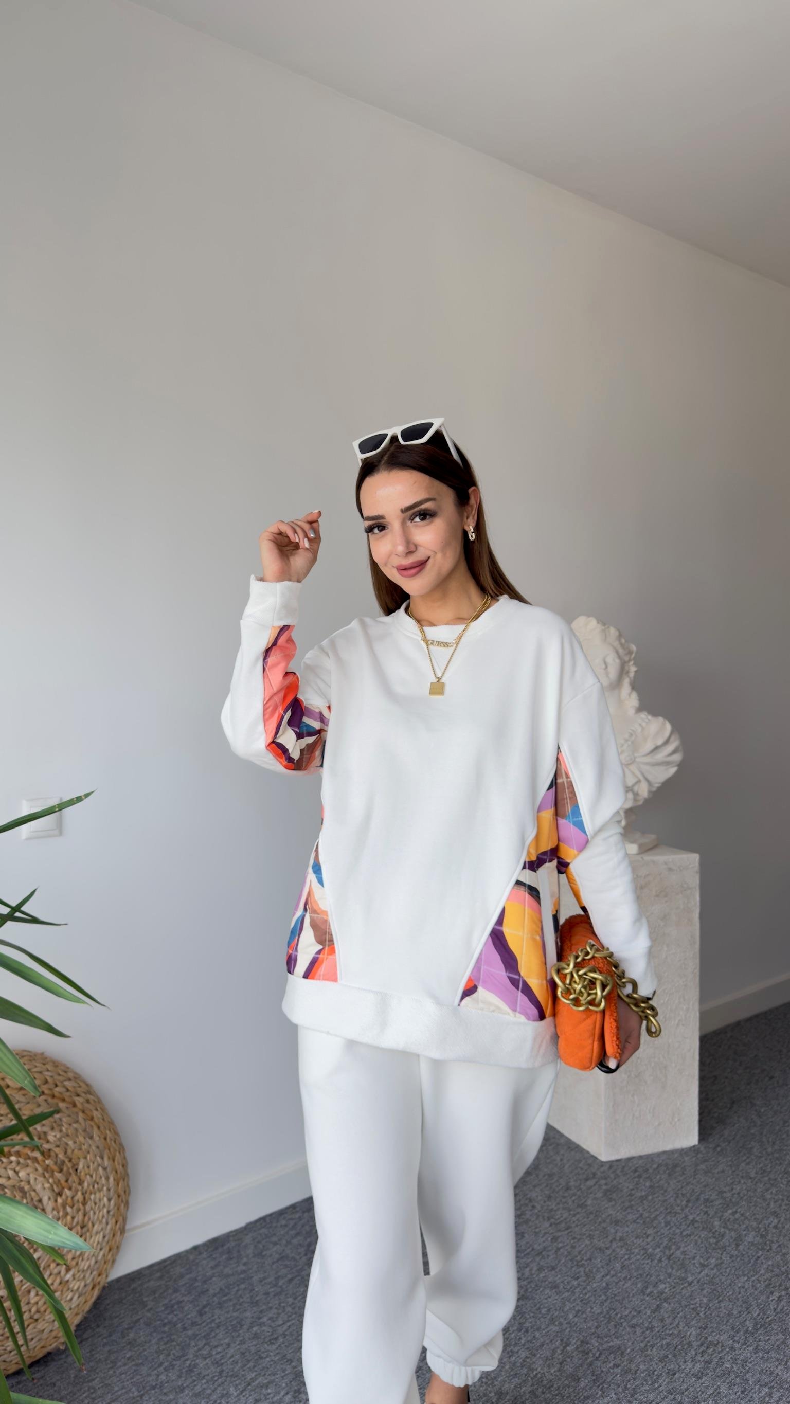 Cepleri Renkli Beyaz Sweatshirt