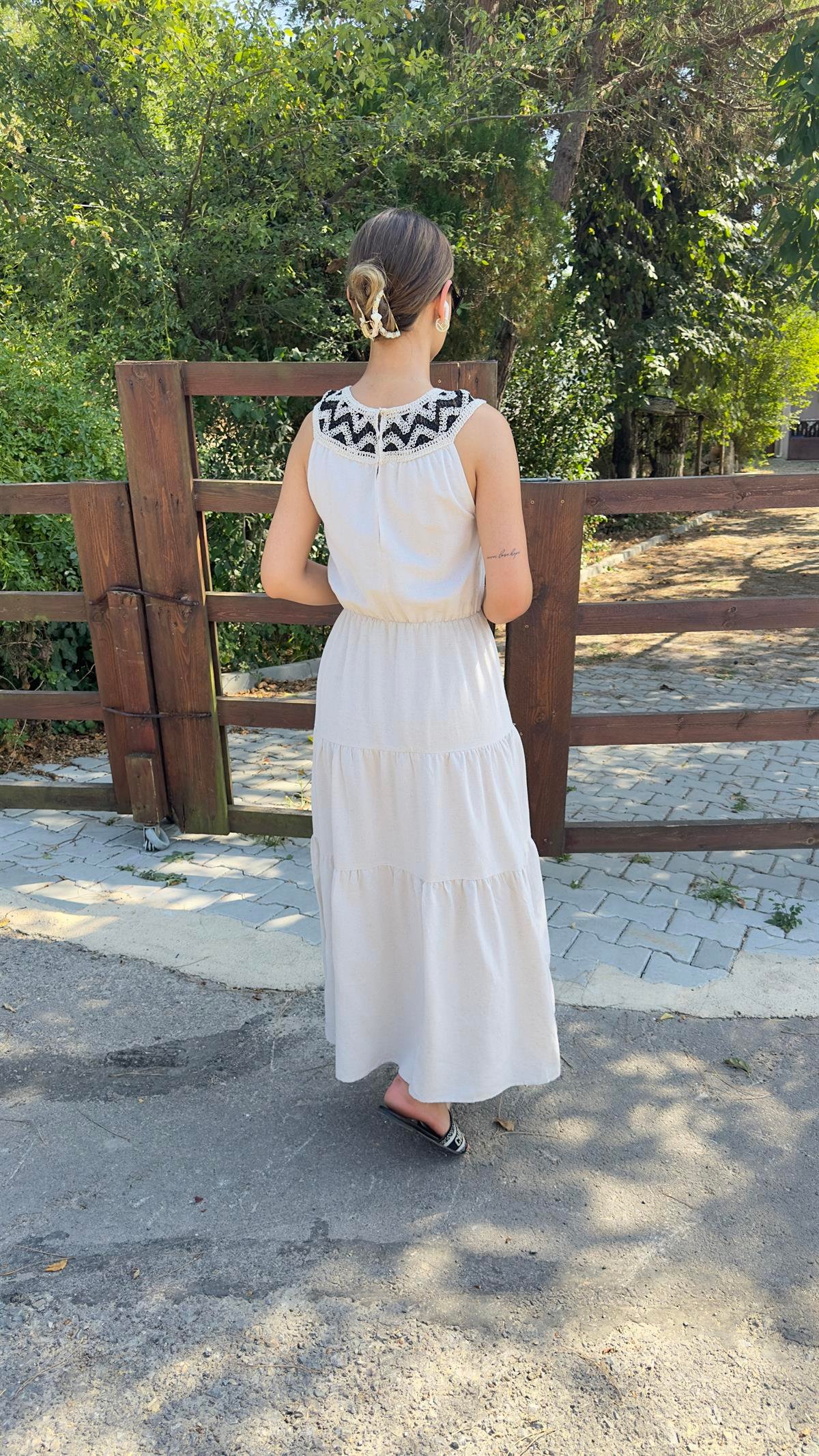 Yakası Dantel Detaylı Bej Elbise