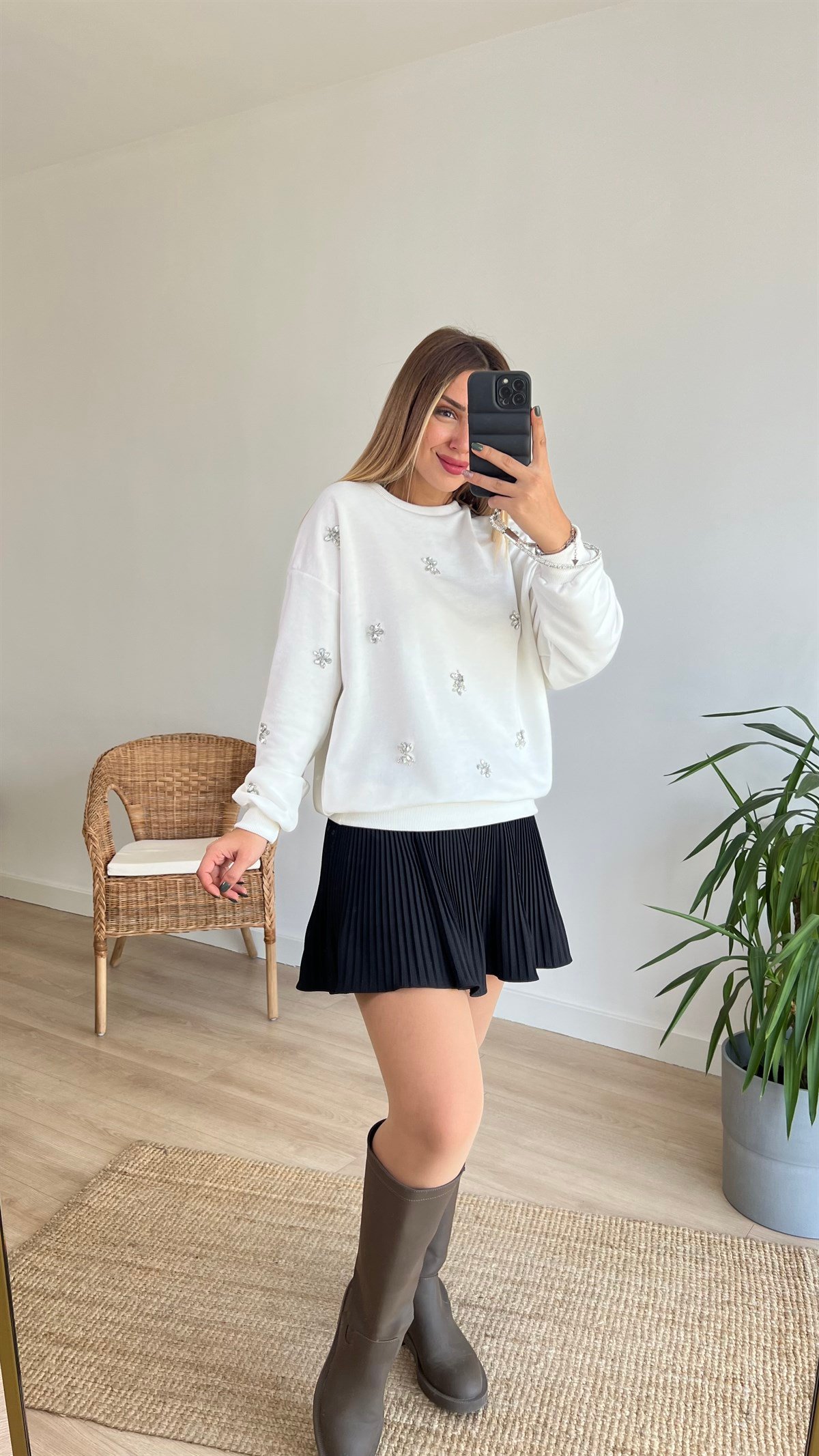 Taşlı Beyaz Sweatshirt