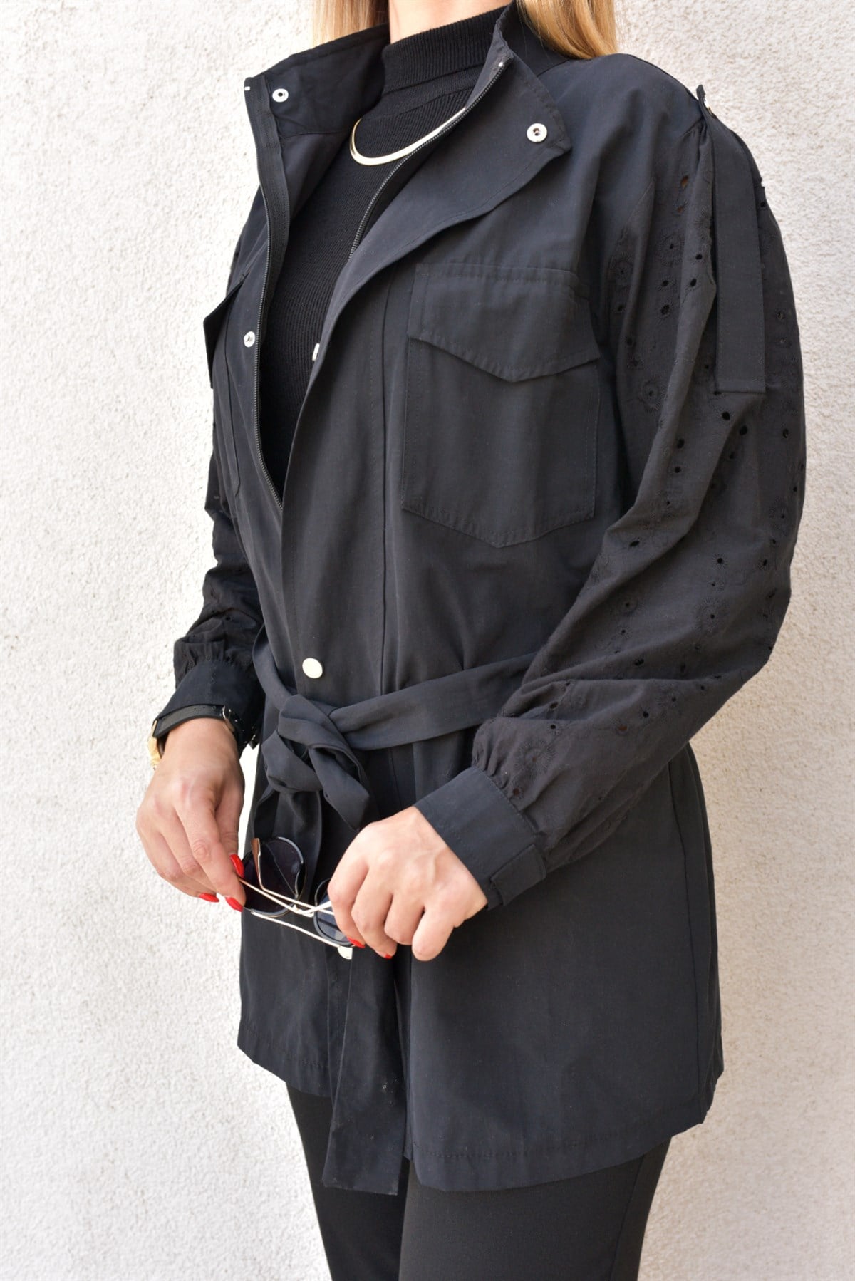 Kolları Fistolu Siyah Trenchcoat