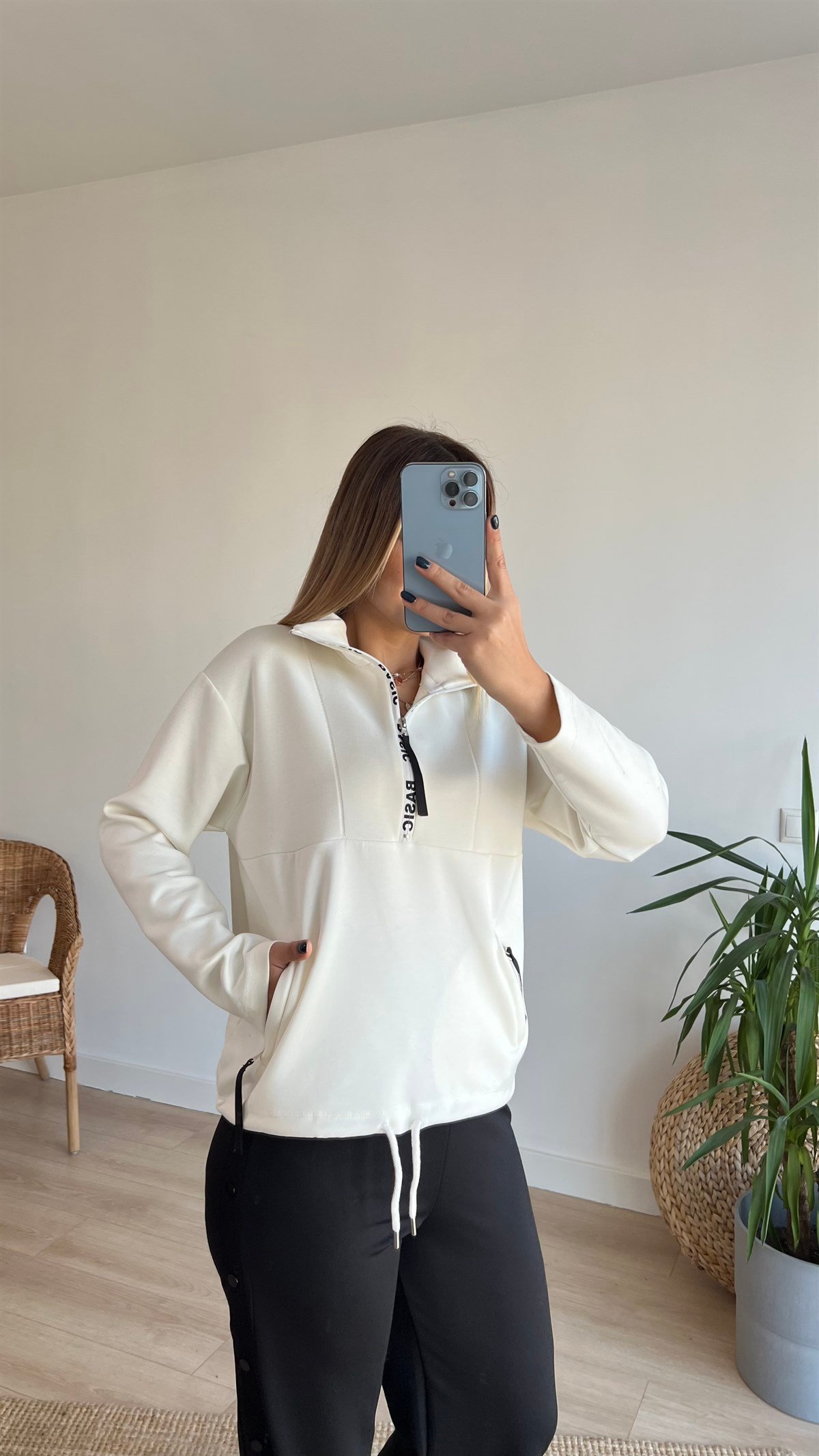 Dik Yaka Basic Yazı Detaylı Beyaz Sweat