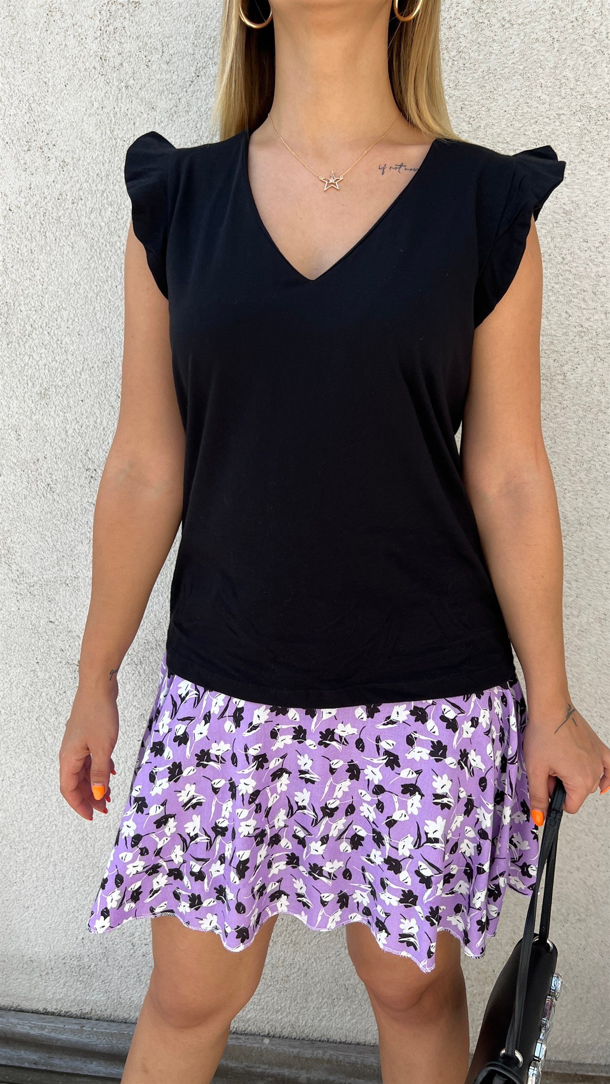 Kolları Volanlı V Yaka Siyah Tshirt
