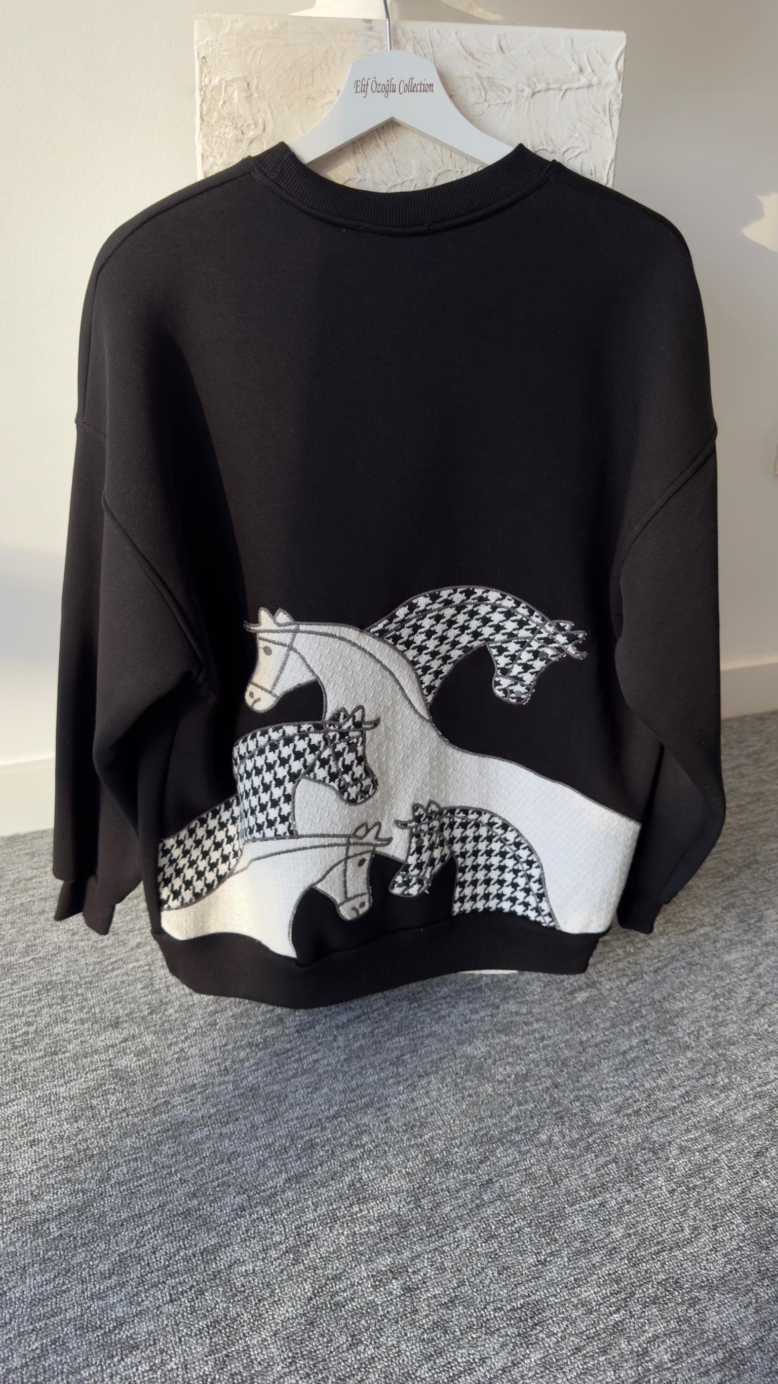 Liver Sırt İşlemeli Siyah Sweatshirt