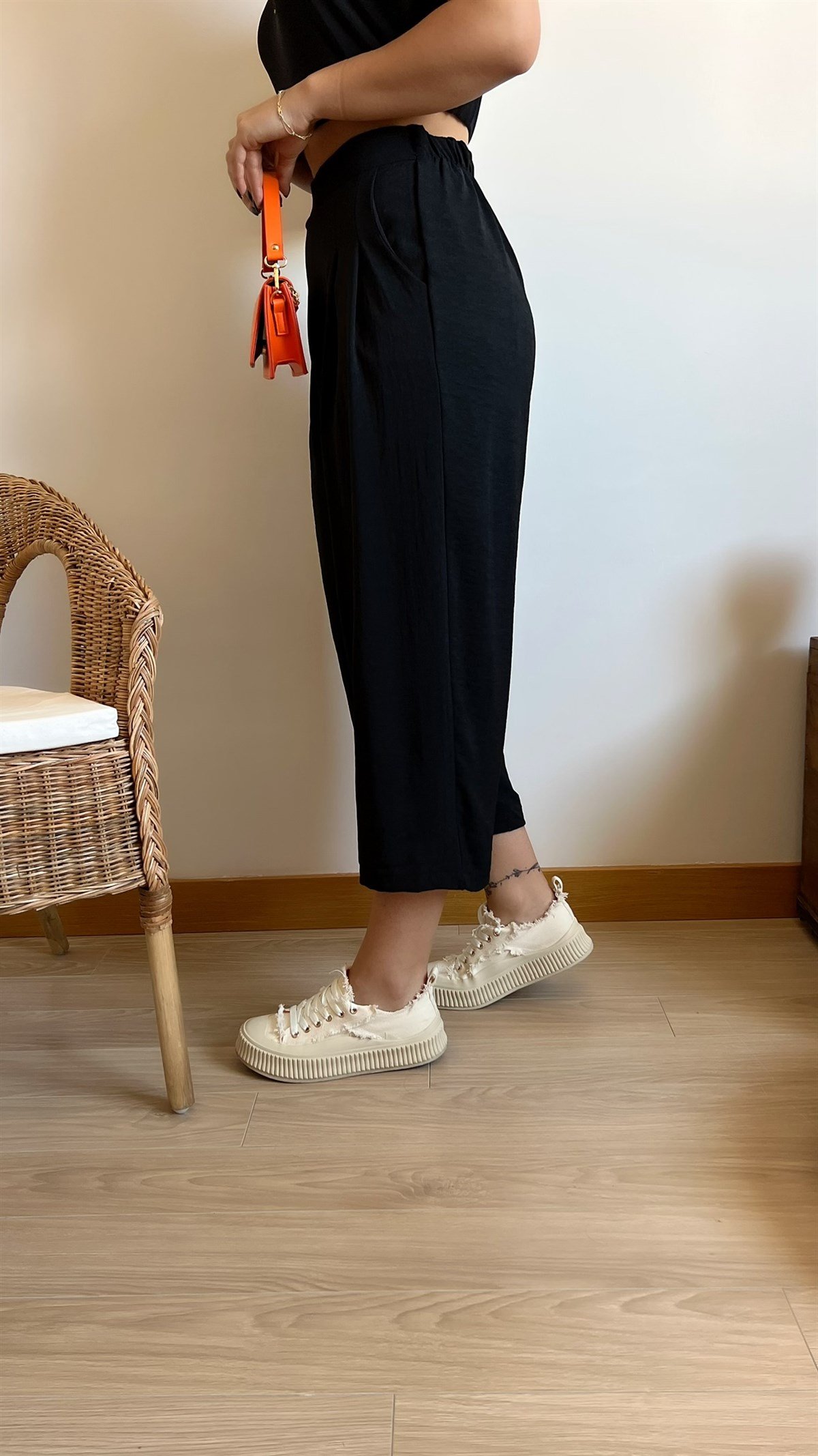 Pileli Beli Lastik Detaylı Siyah Pantolon