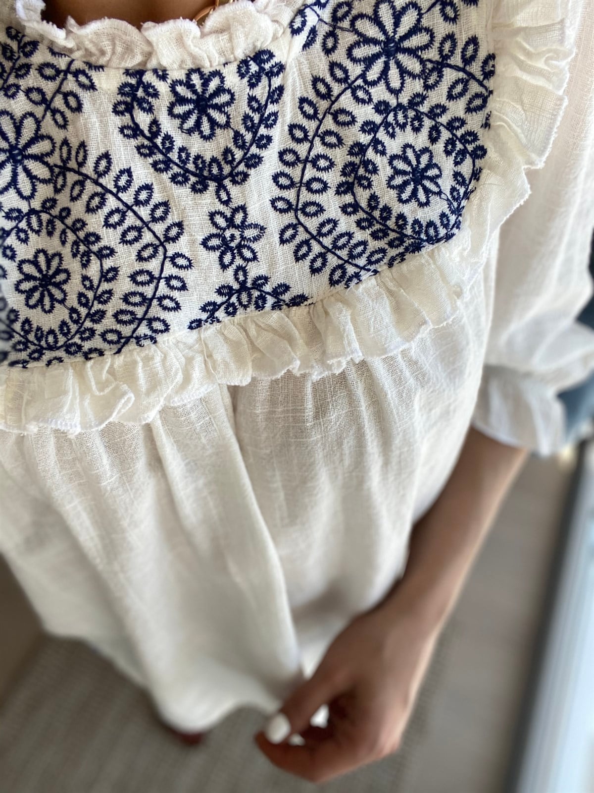 Beyaz Nakışlı Bluz