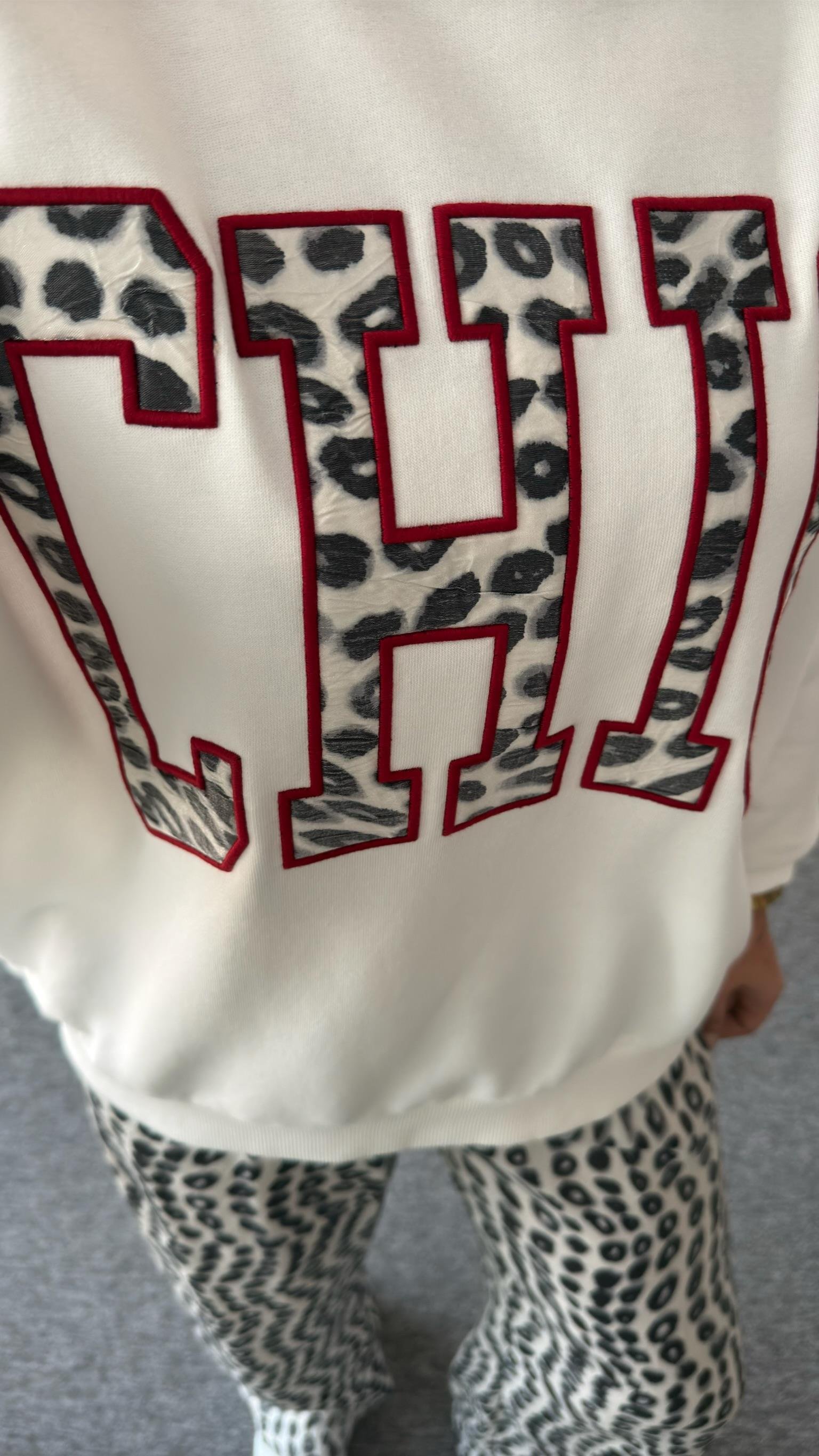 Chıc Leopar Yazılı Beyaz Sweatshirt