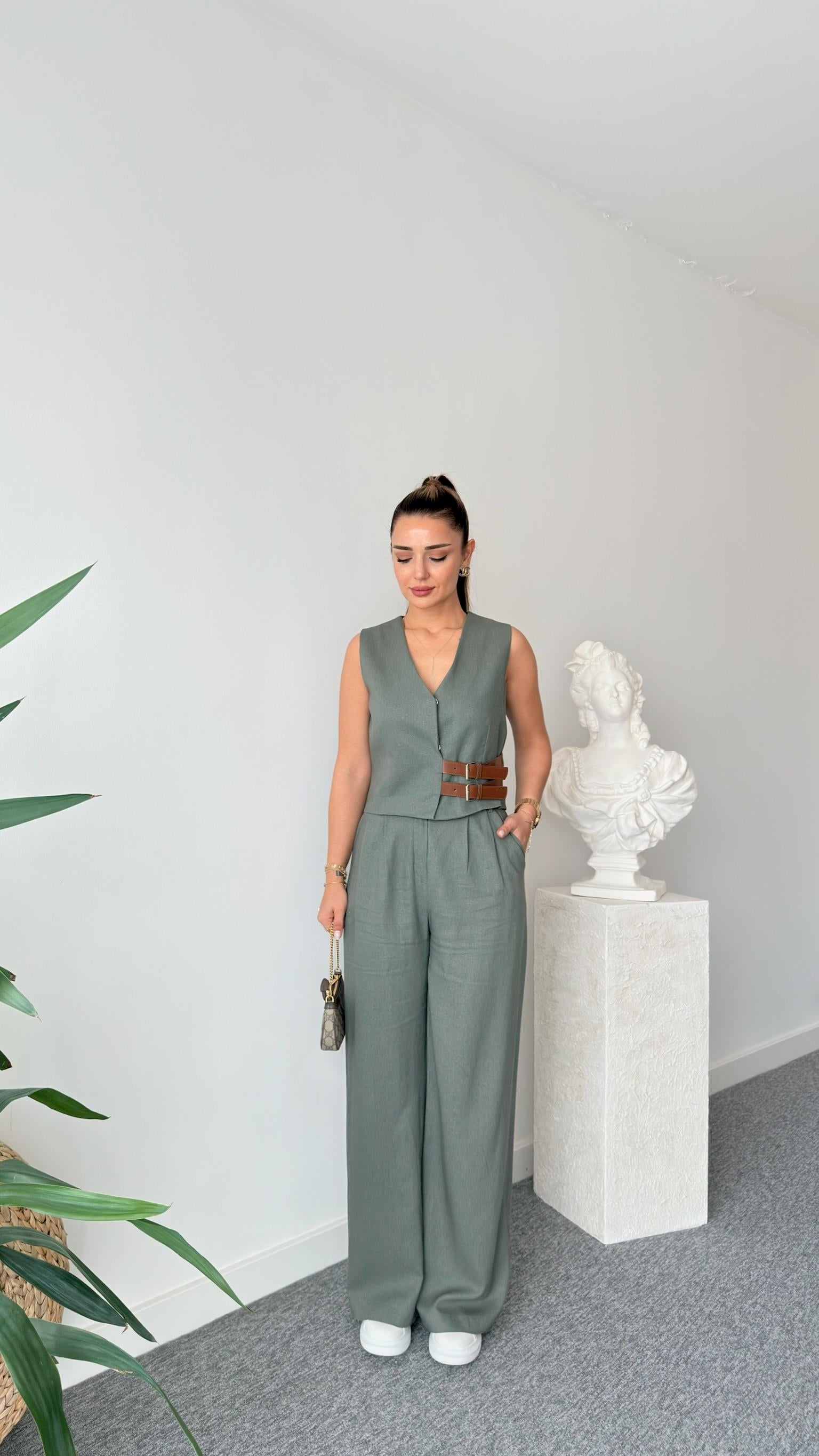 Haki Pevil Kemer Detaylı  Yelek Pantolon Takım