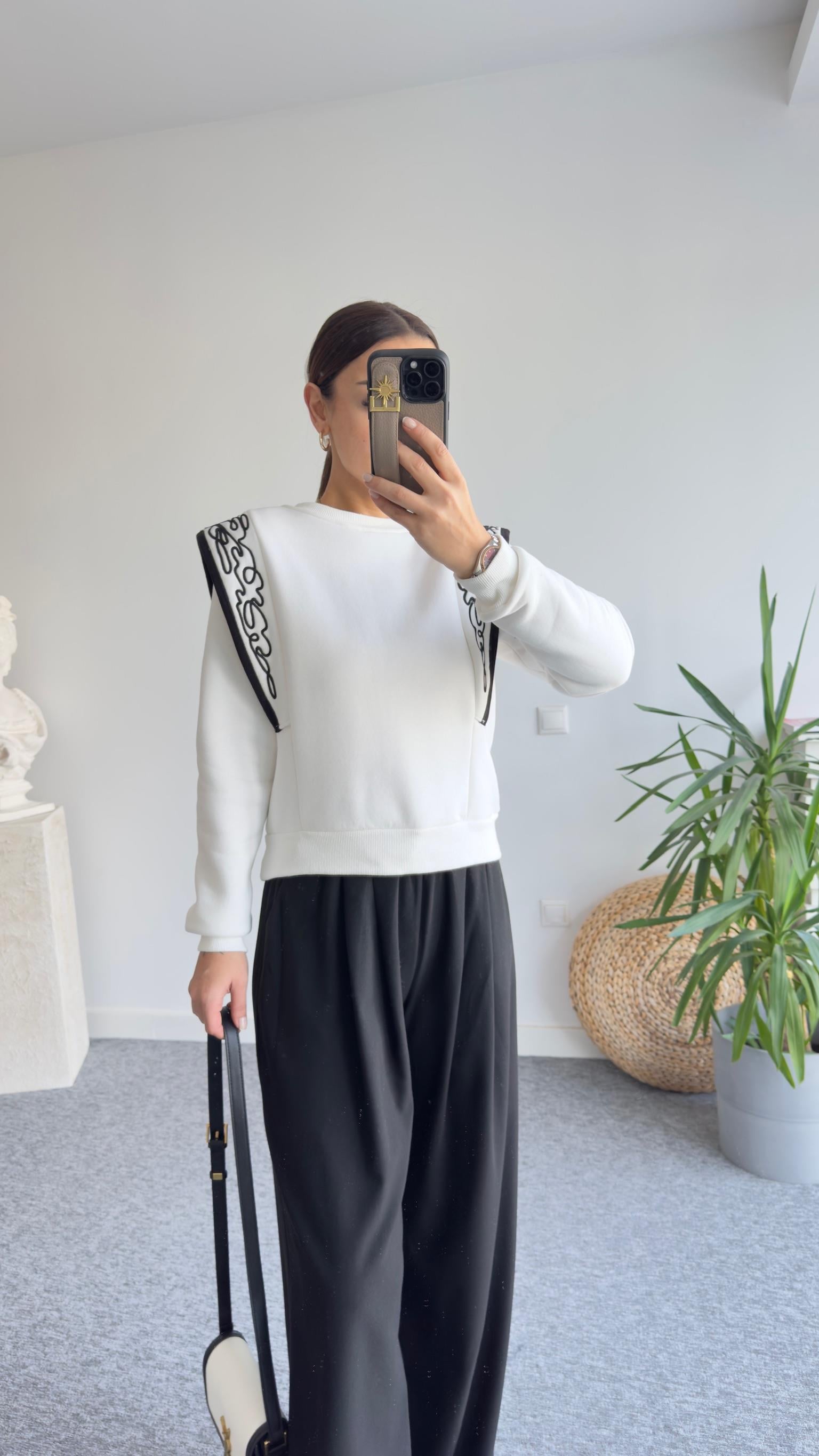 Omzu Nakışlı Beyaz Sweatshirt