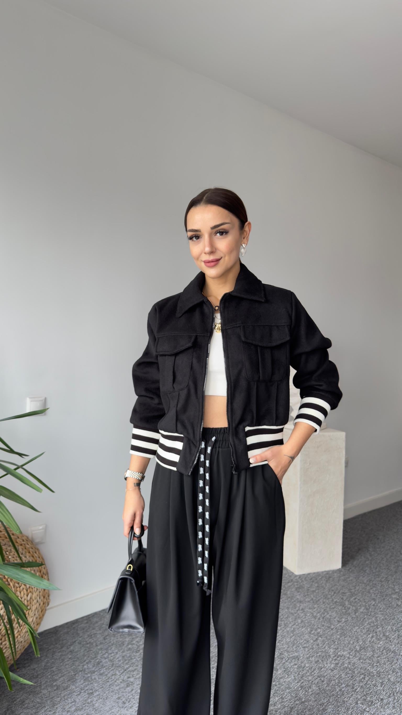 Beyaz Şerit Detaylı Siyah Kaşe Mont