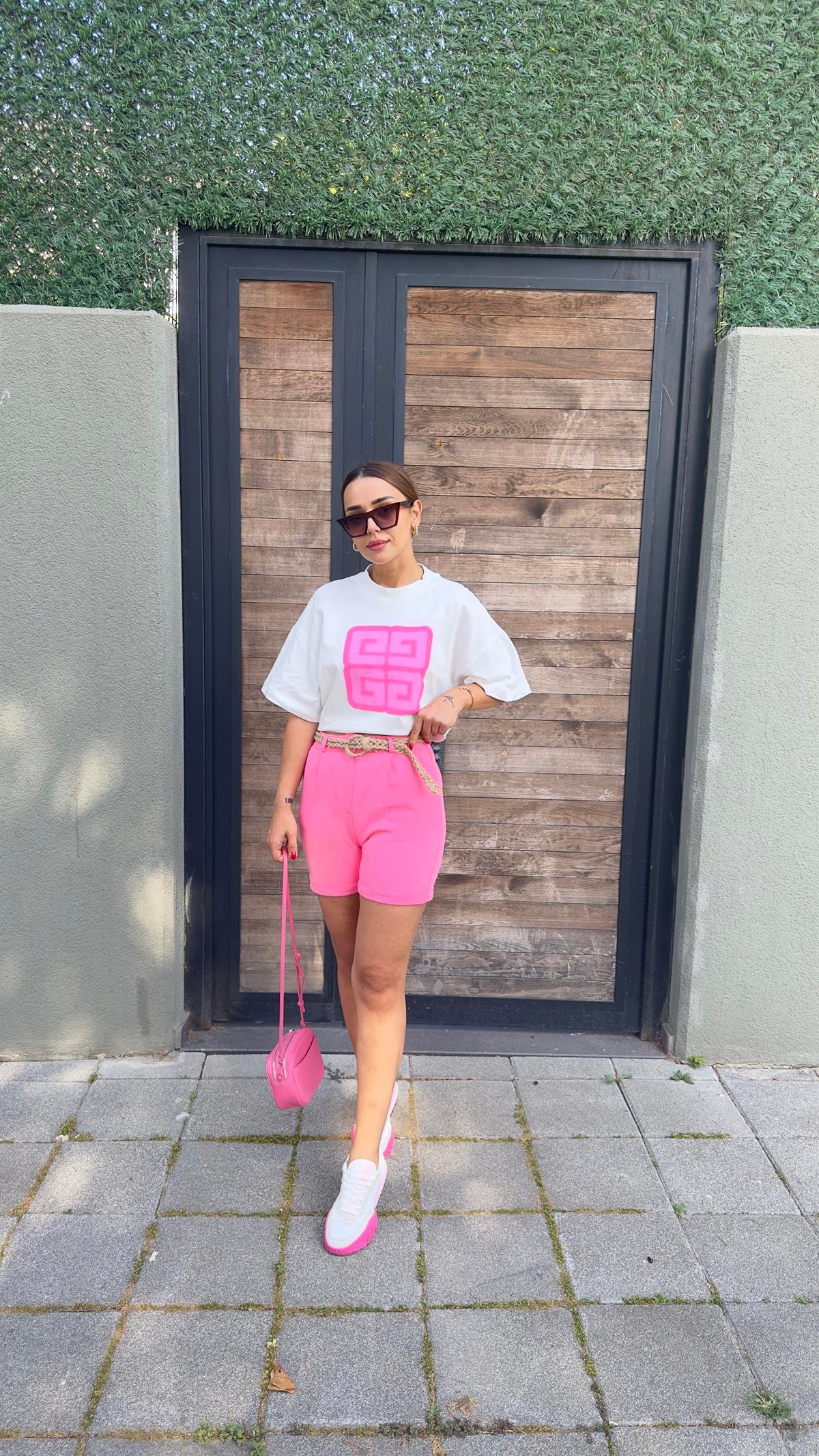 Pembe Baskı Detaylı Beyaz Tshirt