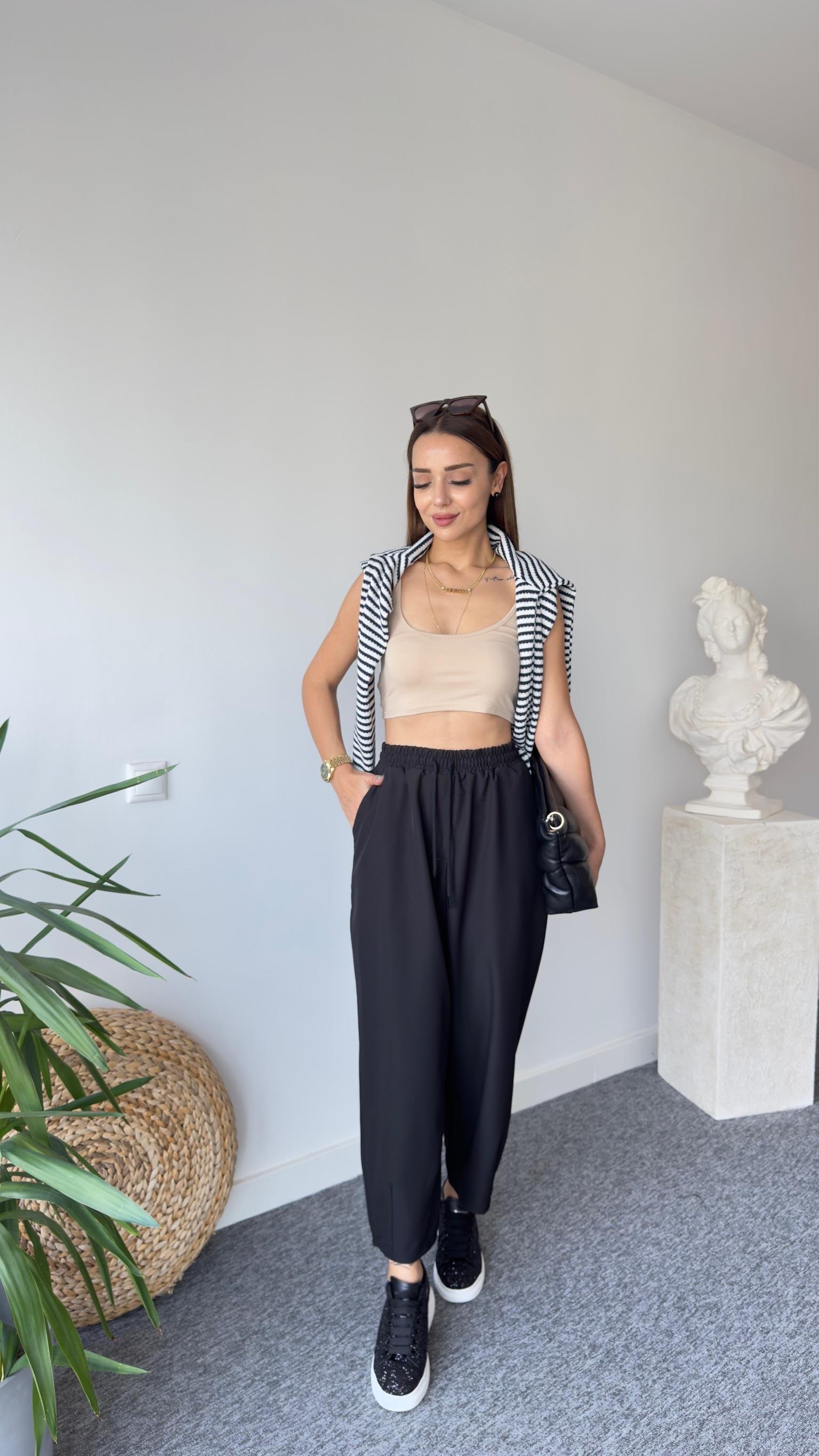 Fley Paçası Pensli Siyah Pantolon