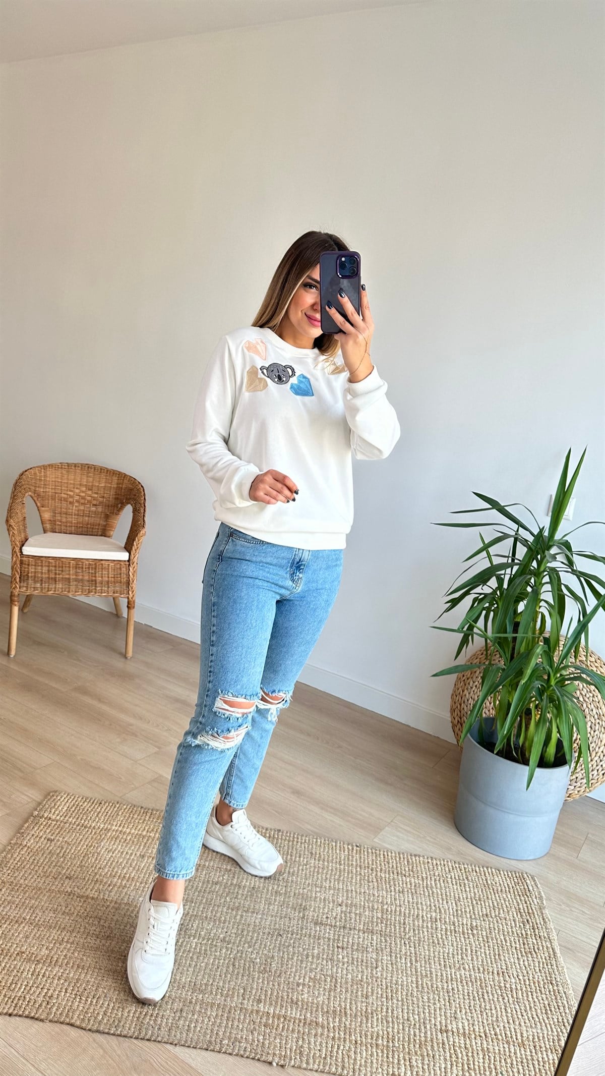 Kalp İşlemeli Beyaz Sweatshirt