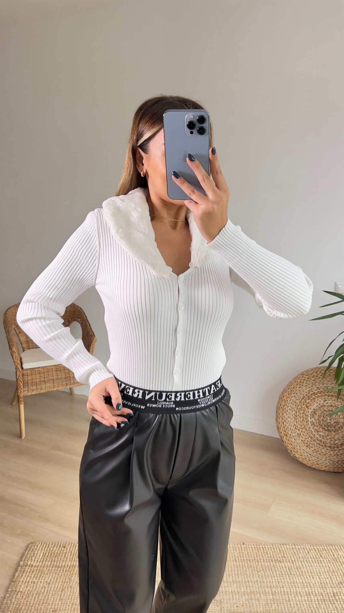 Yakası Peluş Detaylı Fitilli Beyaz Hırka