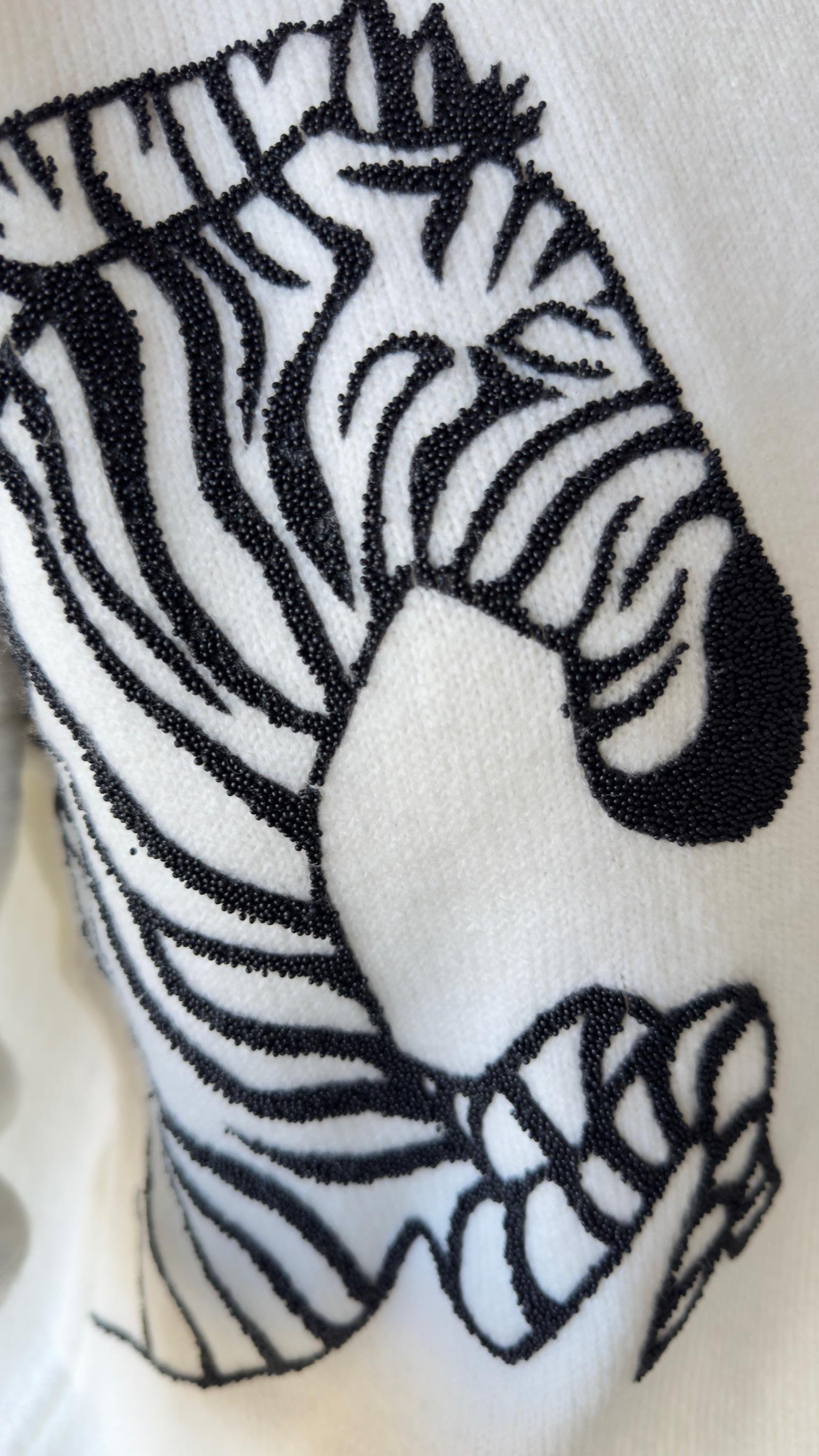 Numi Zebra İşlemeli Beyaz Kazak