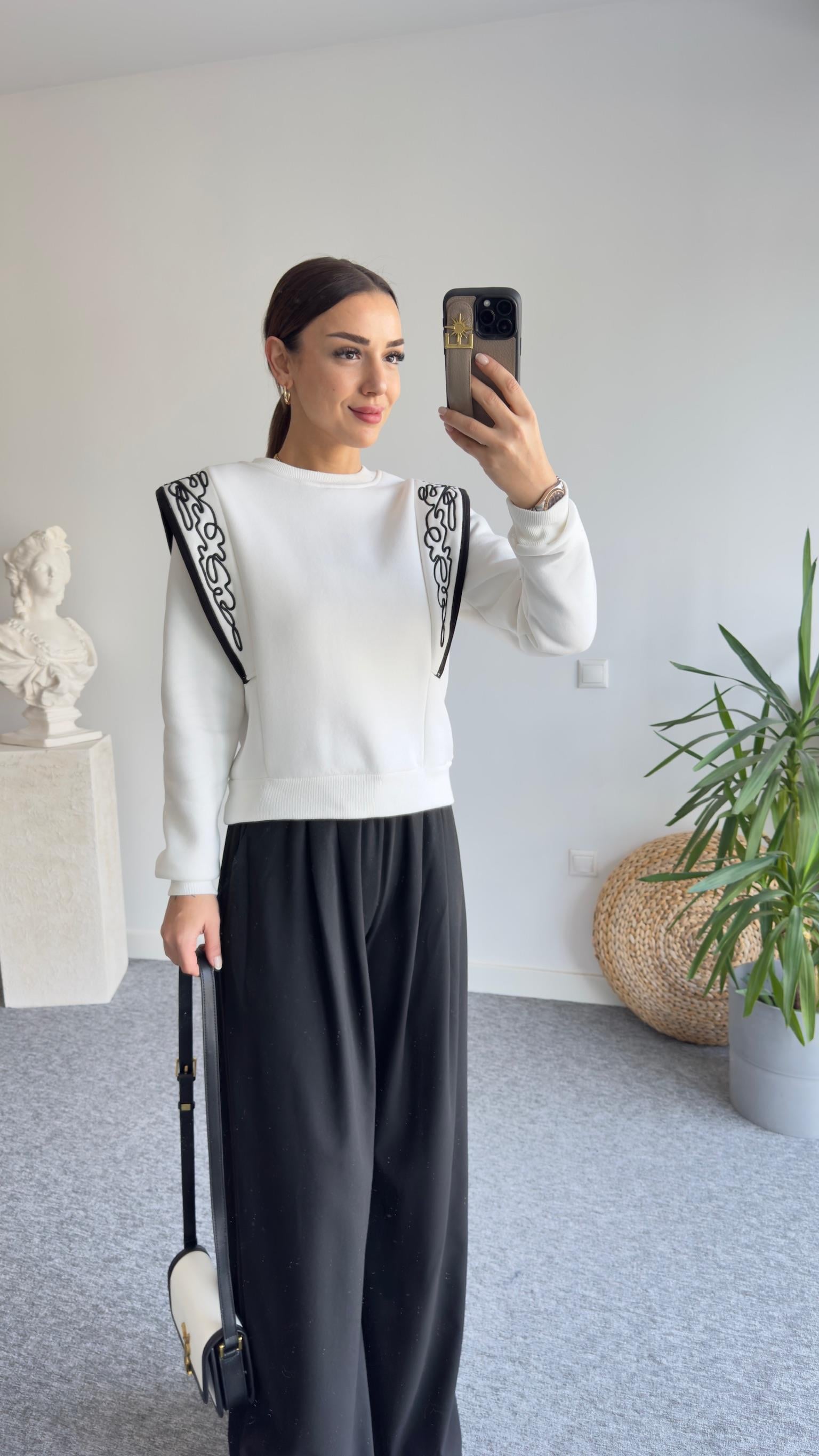 Omzu Nakışlı Beyaz Sweatshirt