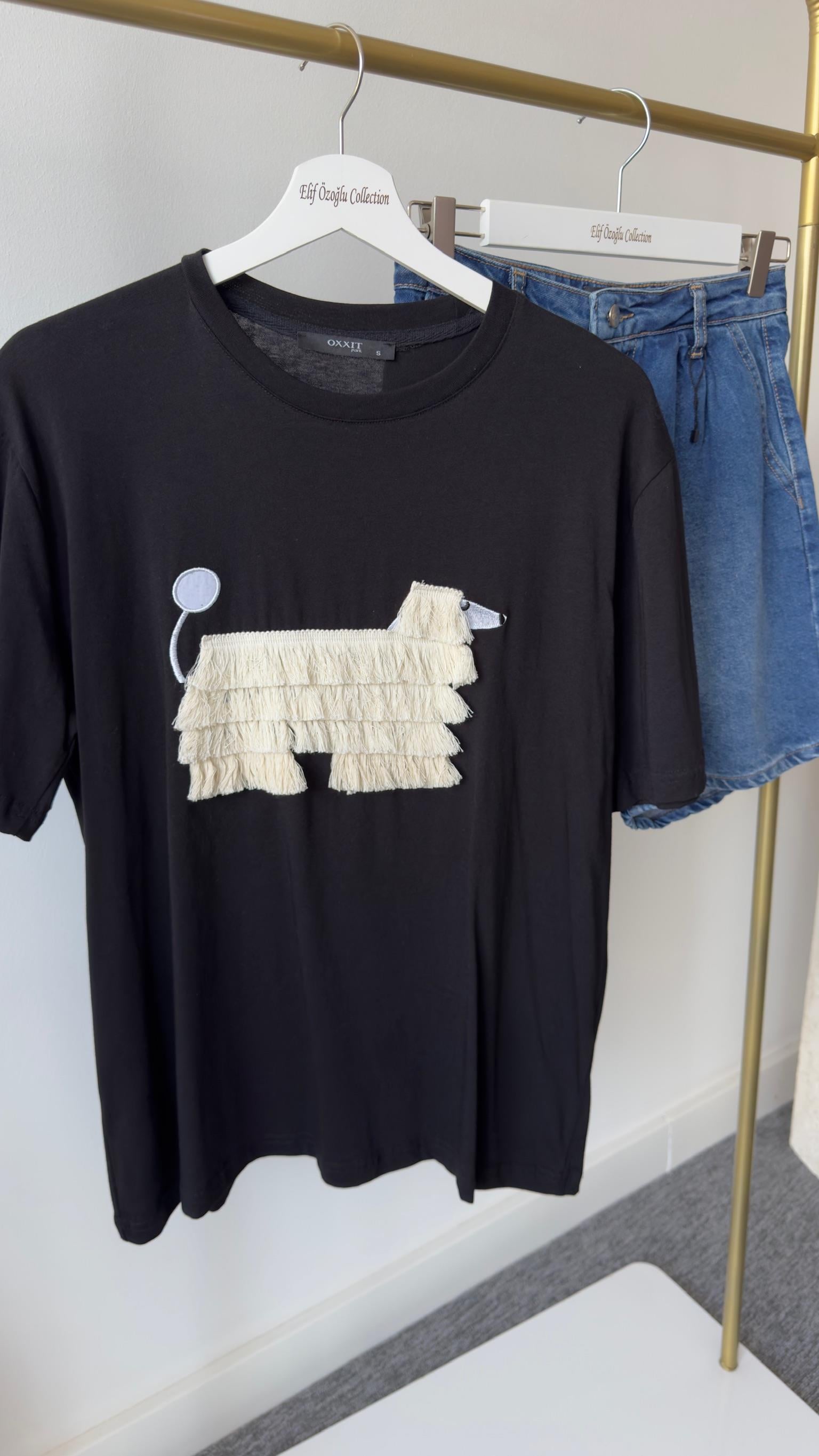 Püsküllü Köpek İşlemeli Siyah Tshirt