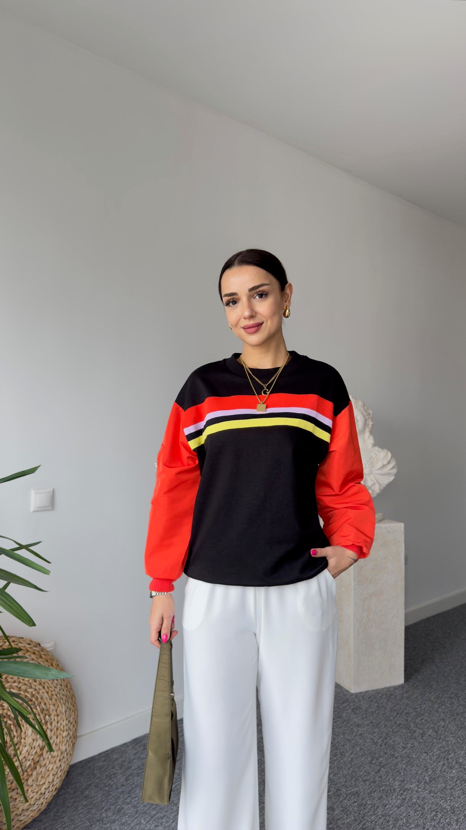 Kolu Kırmızı Paraşüt Detay Siyah Sweatshirt