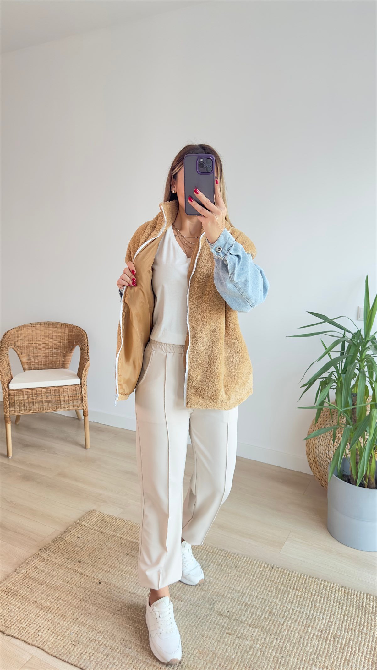 Kolları Kot Detaylı Bej Peluş Mont