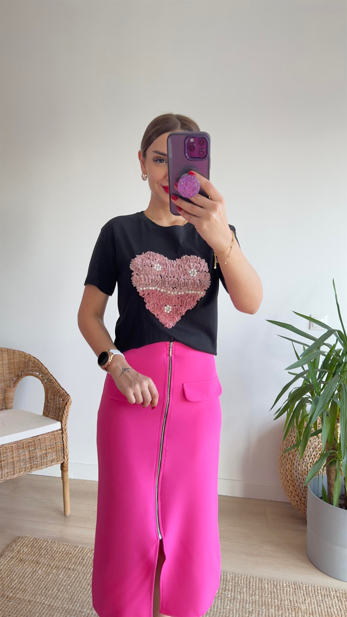 Kabartma Kalp Detaylı Siyah Tshirt