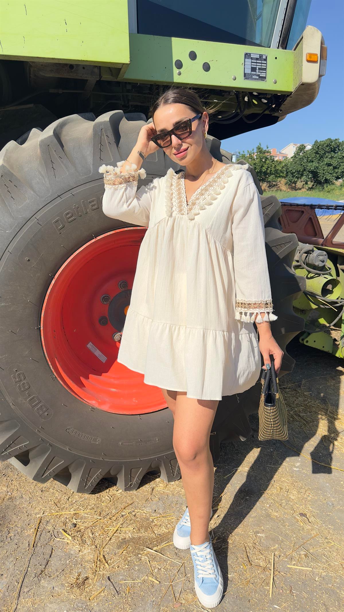 Püskül Detaylı Bej Elbise