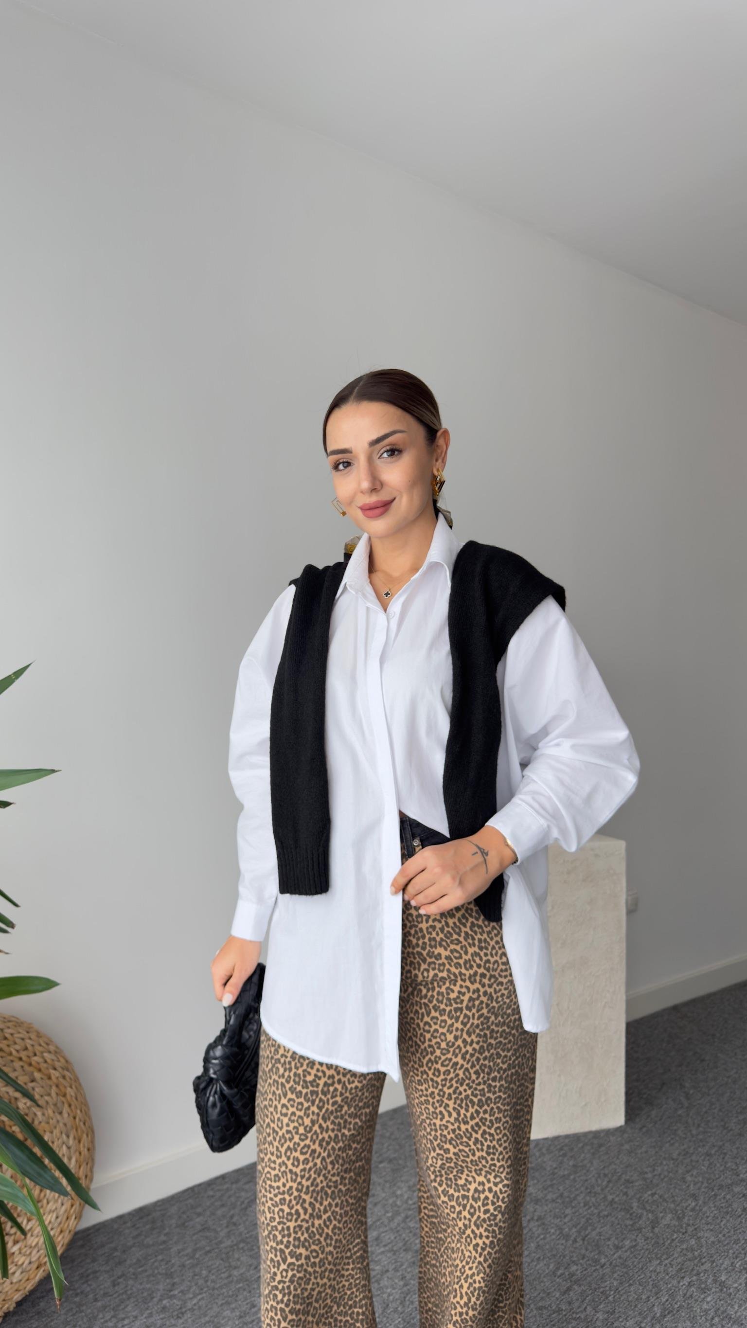 Siyah Triko Detaylı Beyaz Gömlek