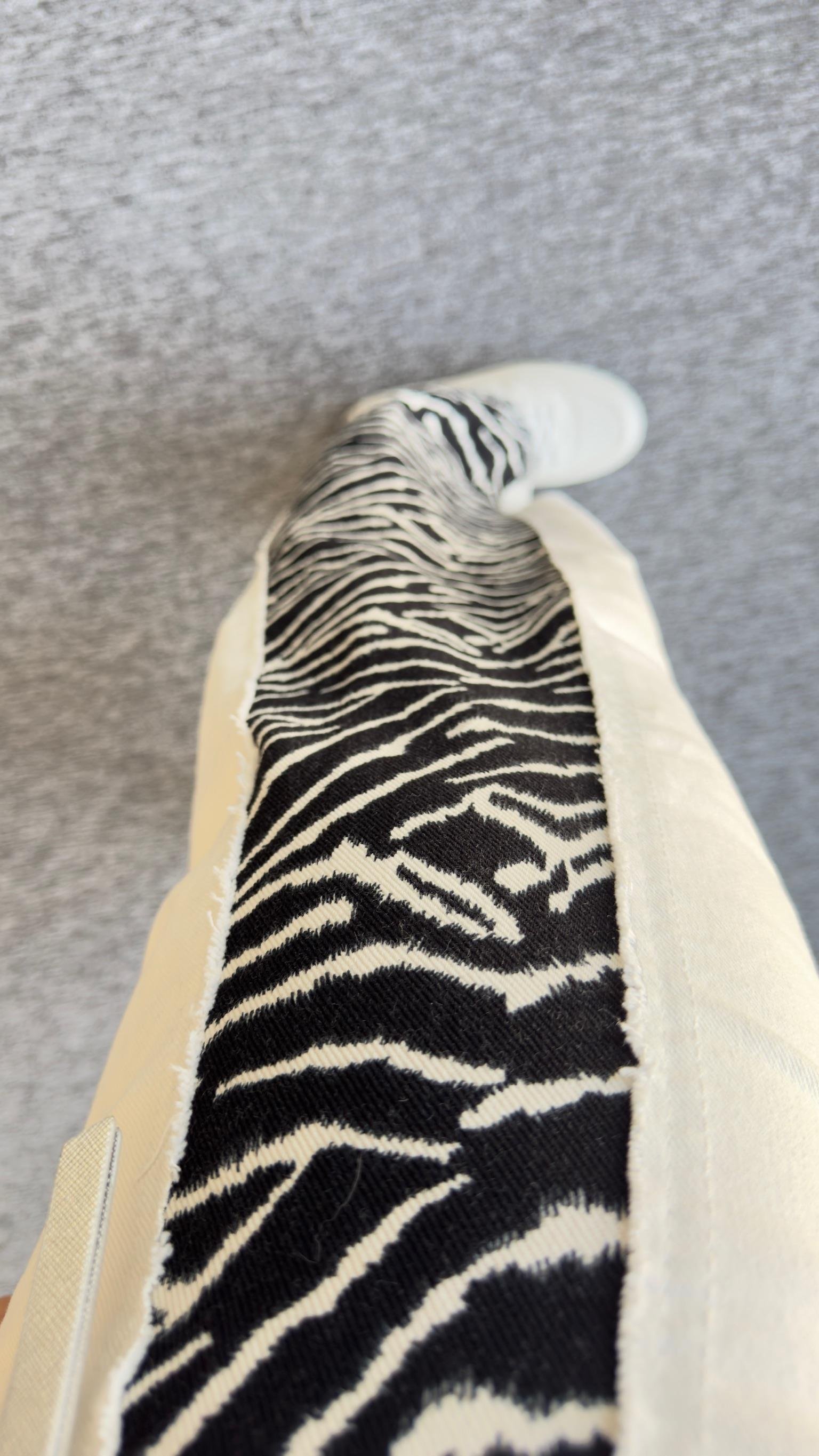 Zebra Şerit Detaylı Beyaz Jean