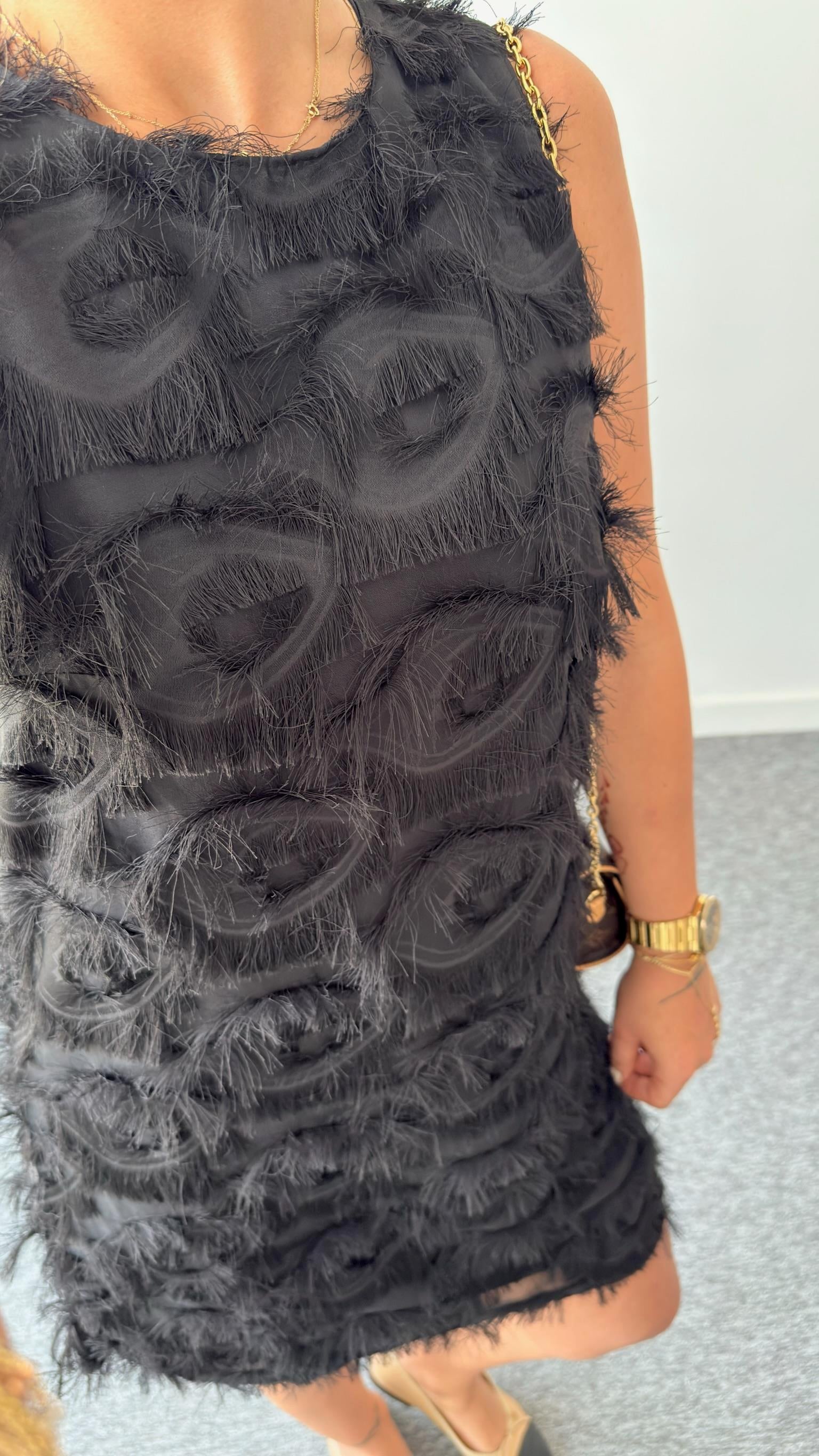 Püsküllü Pencere Detaylı Elbise