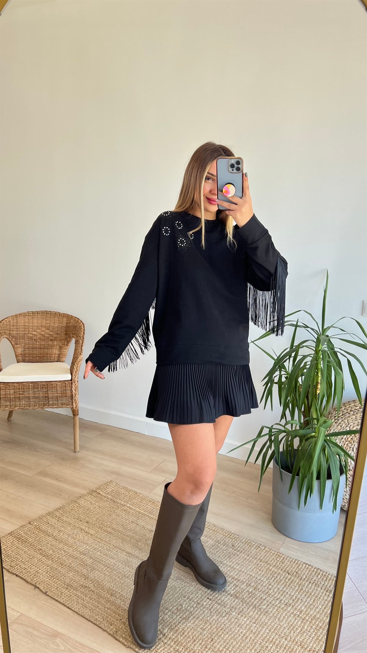 Sırtı Püskül Detaylı Siyah Tasarım Sweat