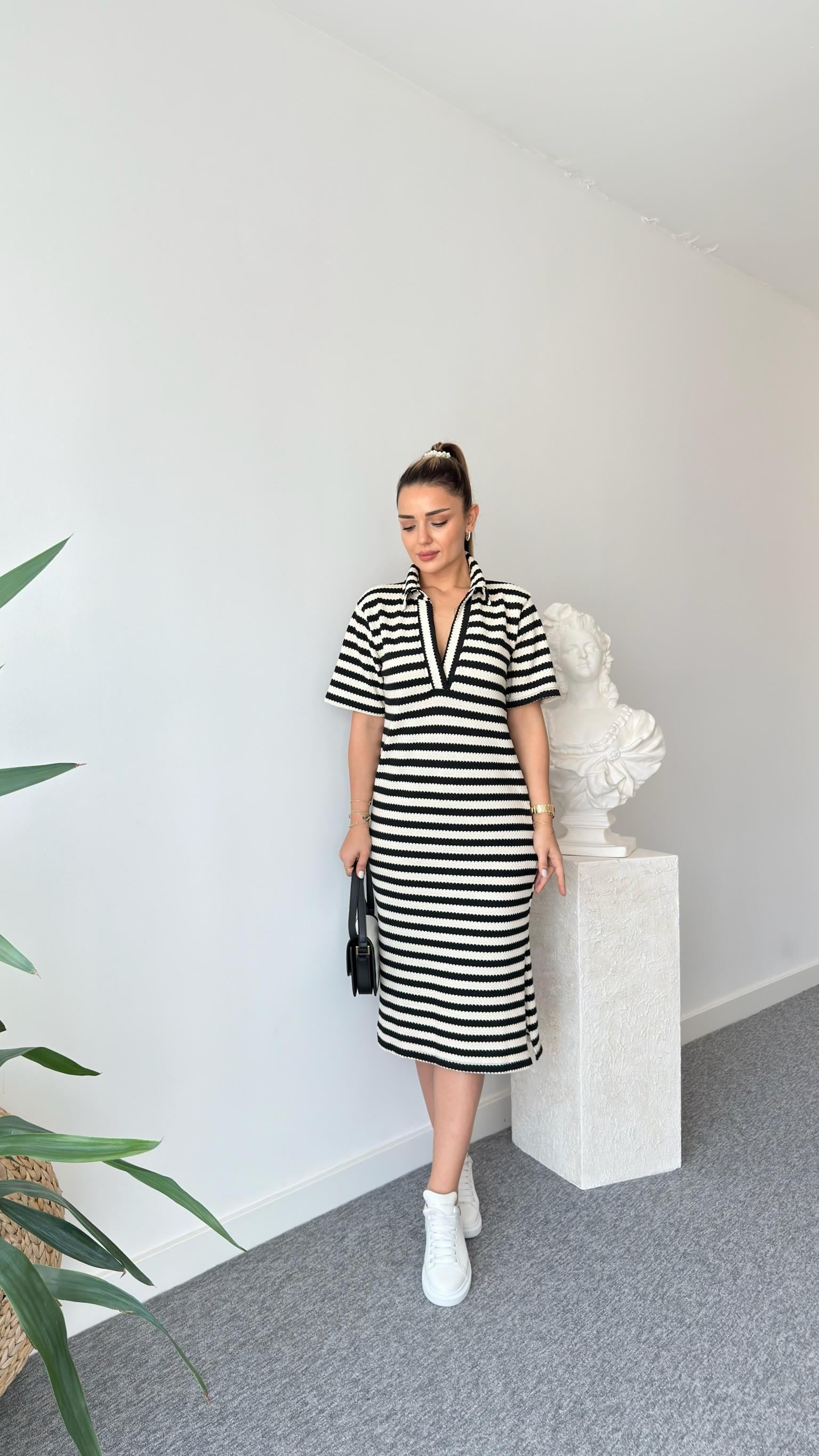 Ekru Siyah Dokulu Polo Yaka Elbise