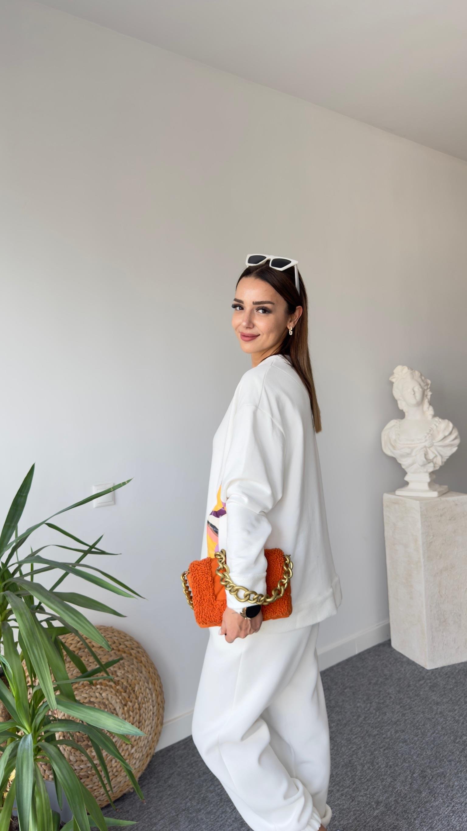 Cepleri Renkli Beyaz Sweatshirt